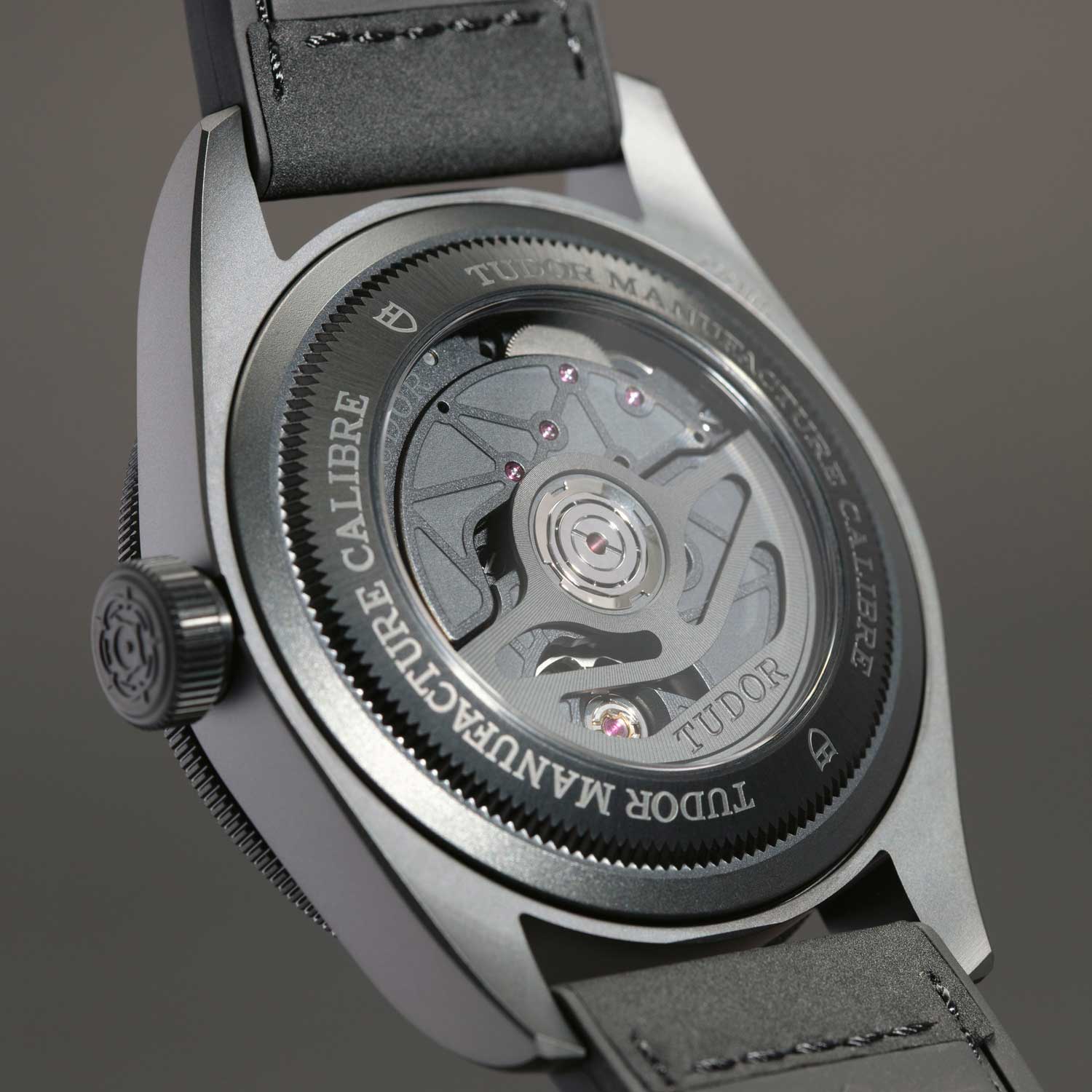 Đồng hồ bằng gốm Tudor Black Bay Master Chronometer