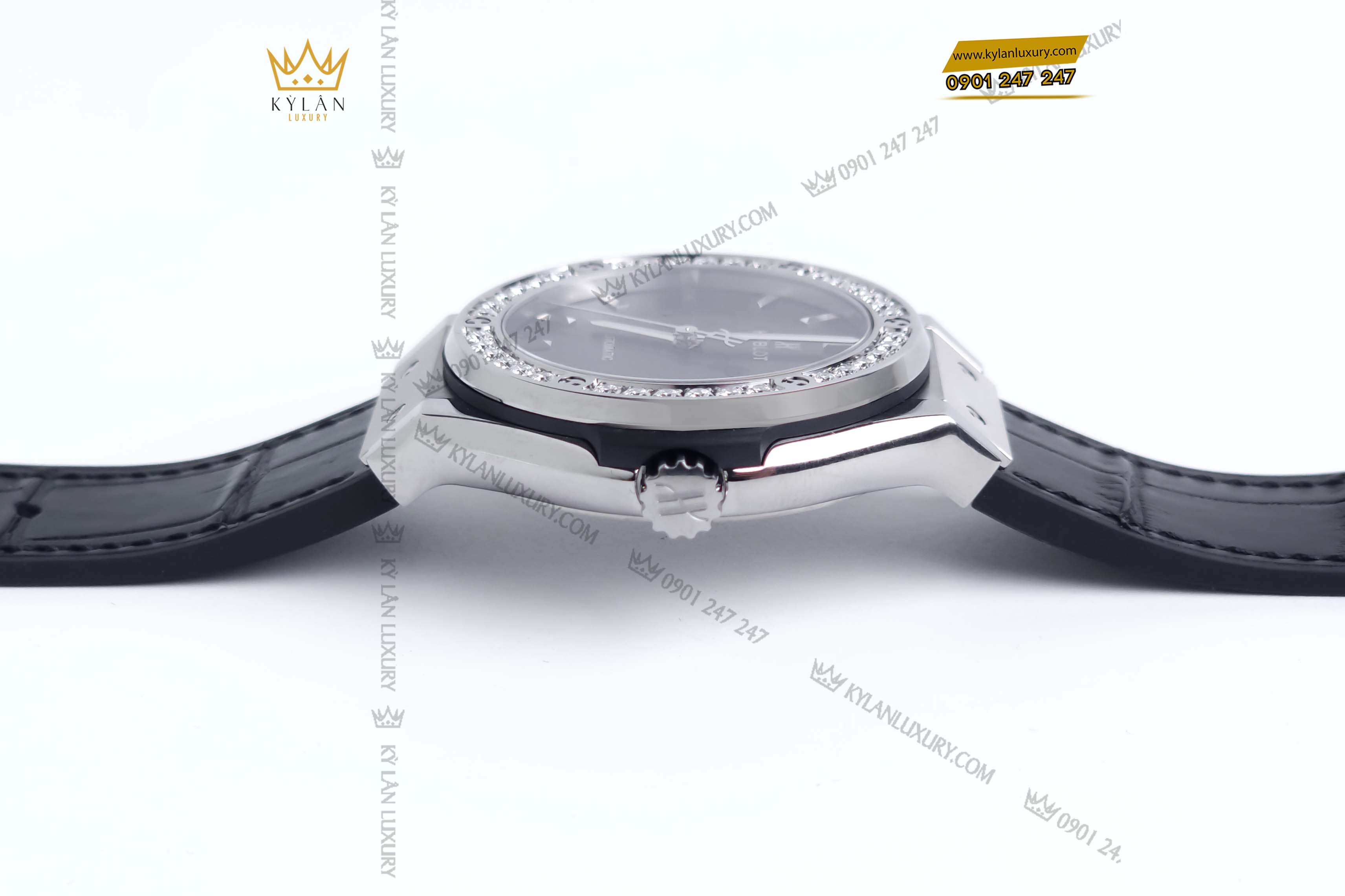 Kỳ Lân Luxury dong ho hublot classic fusion titanium diamonds 38mm 565 nx 1470 lr 2 Đồng hồ Hublot Classic Fusion Titanium Diamonds 38mm 565.nx.1470. LR.1204