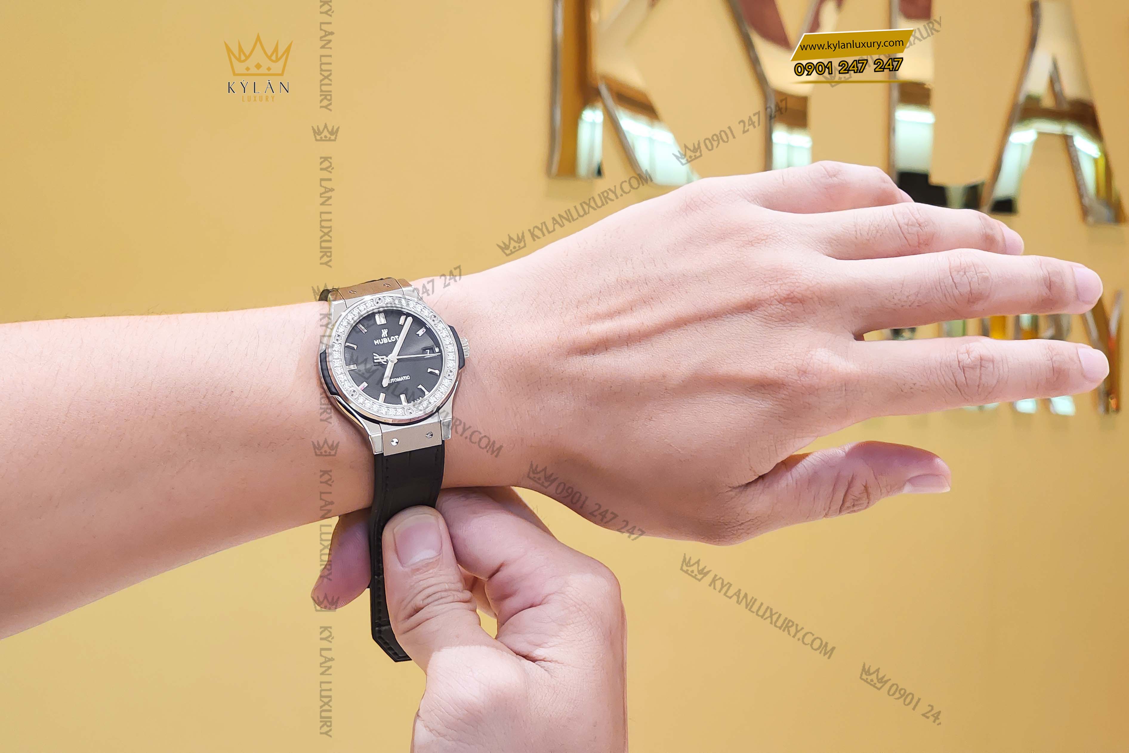 Kỳ Lân Luxury dong ho hublot classic fusion titanium diamonds 38mm 565 nx 1470 lr 6 Đồng hồ Hublot Classic Fusion Titanium Diamonds 38mm 565.nx.1470. LR.1204