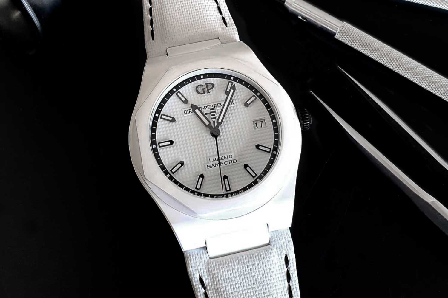 Đồng hồ gốm trắng Laureato Ghost của Girard-Perregaux