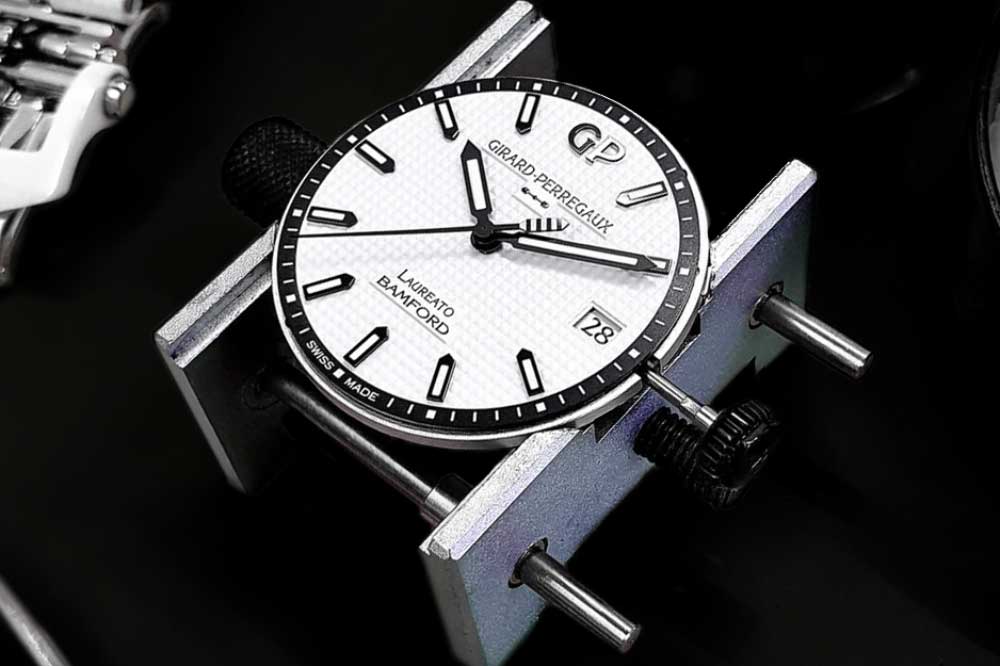 Đồng hồ gốm trắng Laureato Ghost của Girard-Perregaux