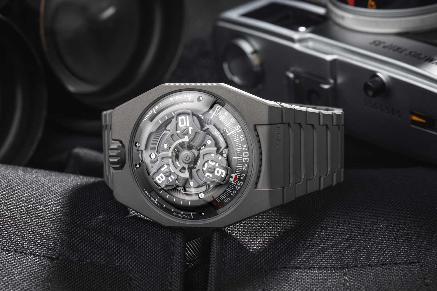 Đồng hồ URWERK UR-100V Full Titanium bước đột phá ấn tượng