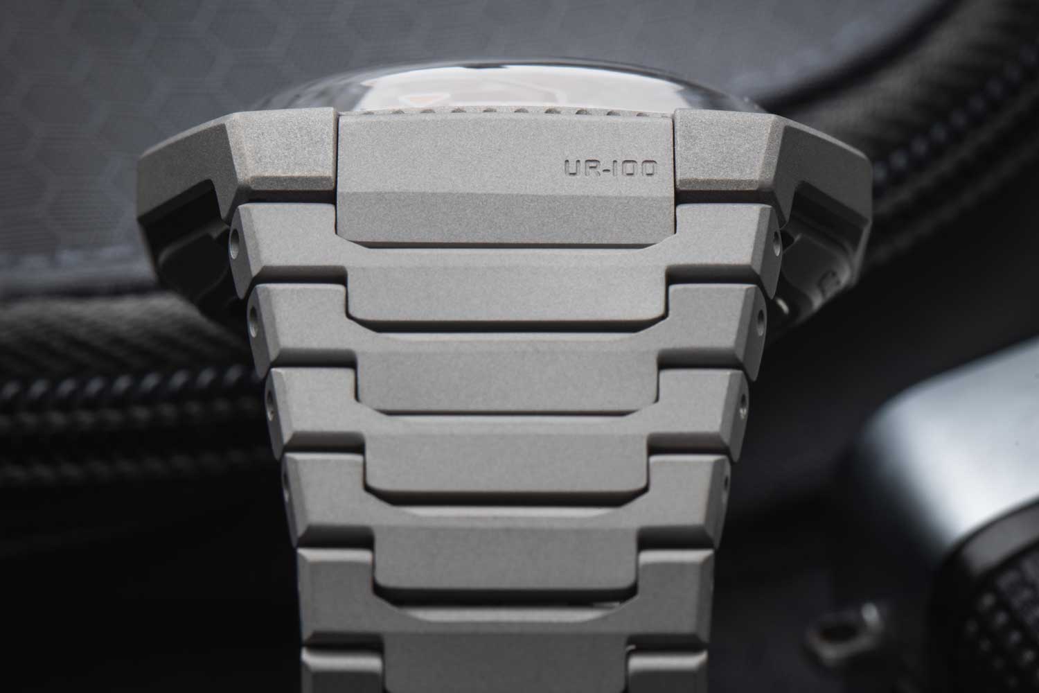 Đồng hồ URWERK UR-100V Full Titanium bước đột phá ấn tượng