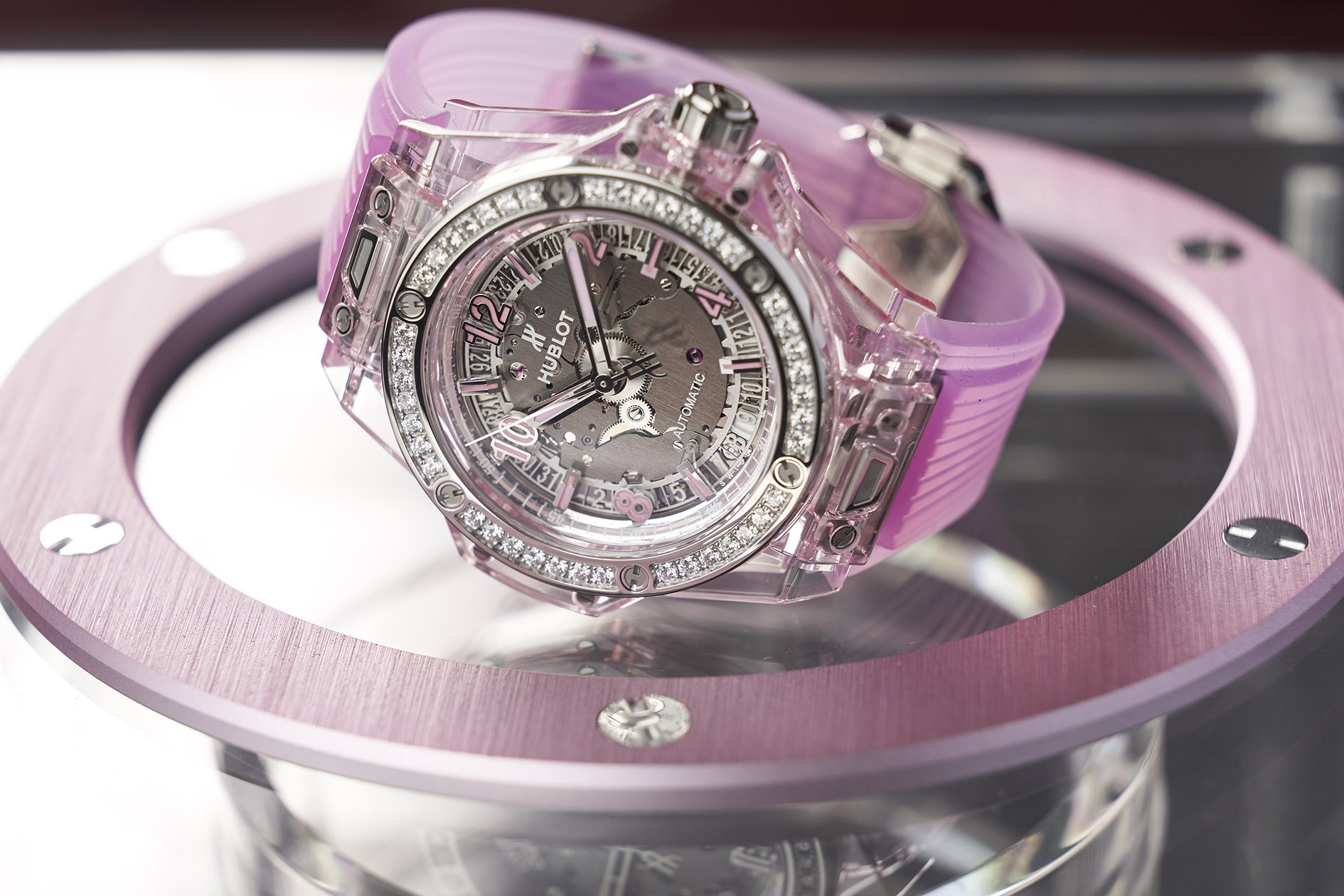 Hublot Big Bang One Click Pink Sapphire Diamonds siêu phẩm đồng hồ cho tiểu thư thích màu hường.