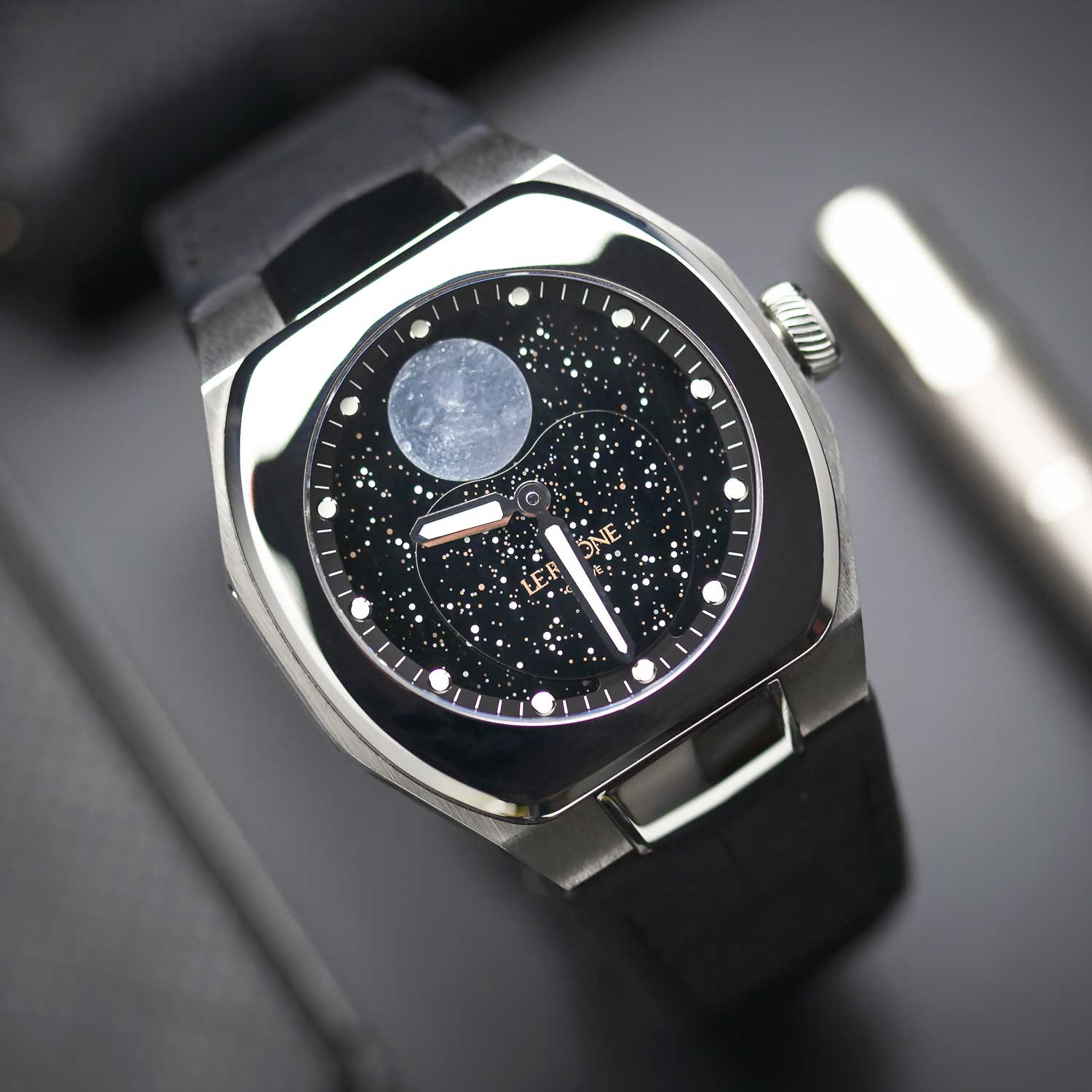 Moön của Le Rhöne chiếc đồng hồ phong cách vũ trụ