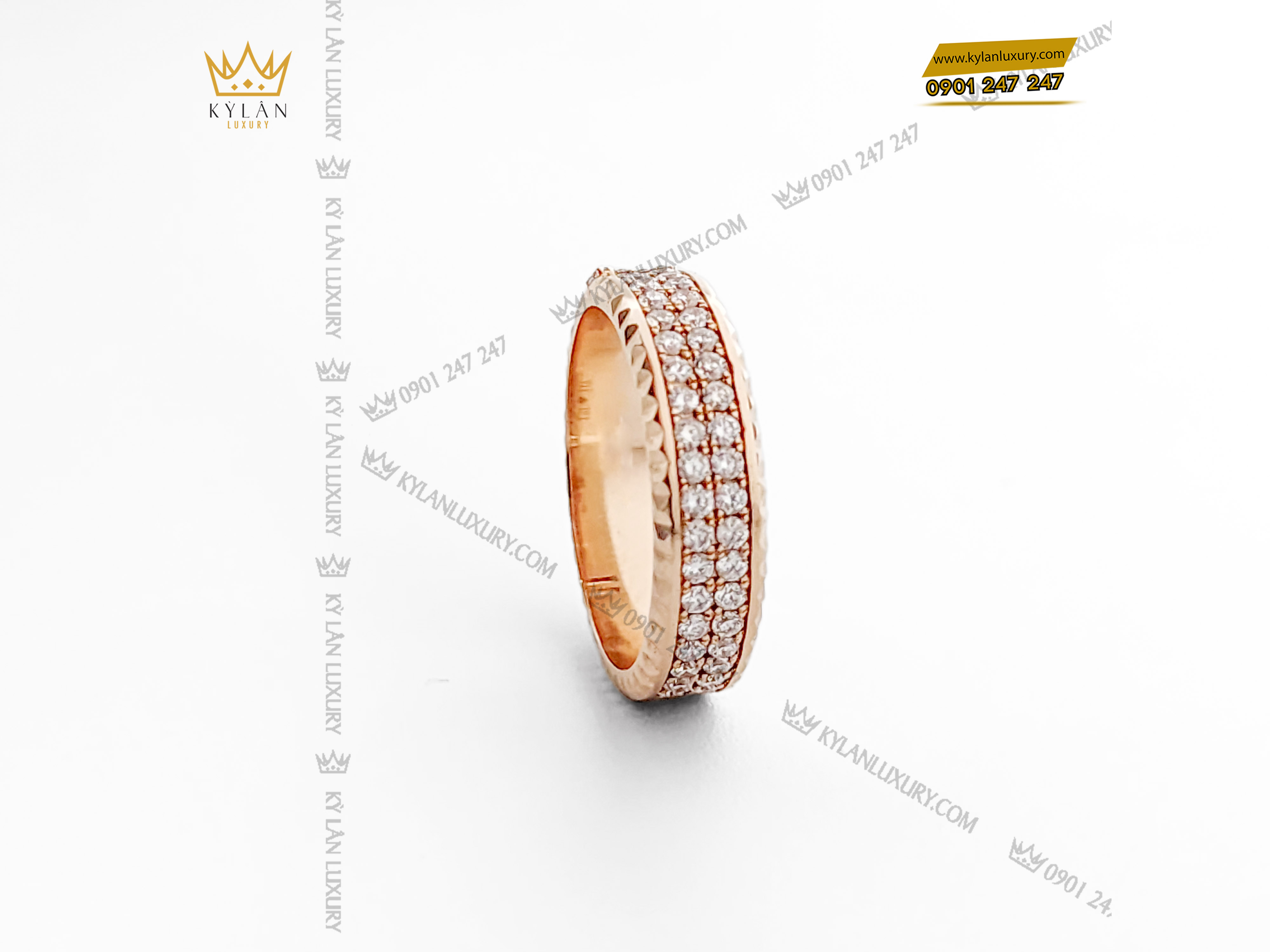 Từng viên kim cương được sắp xếp tỉ mỉ đến từng viên một mang đến sự hoàn hảo nhất cho quý khách hàng