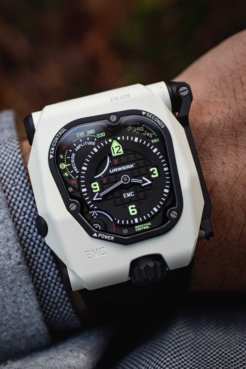 URWERK EMC TimeHunter “StormTrooper” đồng hồ bằng gốm trắng