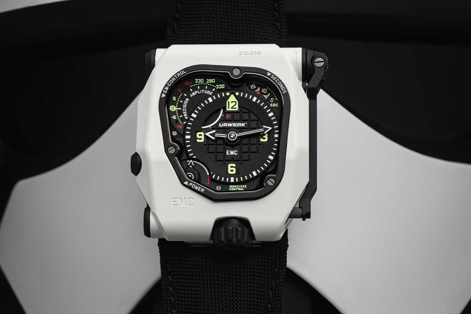 URWERK EMC TimeHunter “StormTrooper” đồng hồ bằng gốm trắng