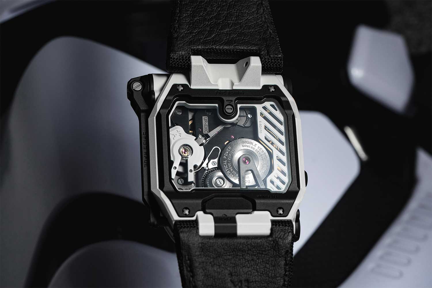 URWERK EMC TimeHunter “StormTrooper” đồng hồ bằng gốm trắng