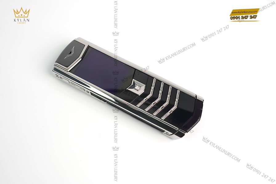 Mỗi chiếc điện thoại Vertu Signature đều sở hữu một thiết kế có một không hai với chất liệu vô cùng quý hiếm