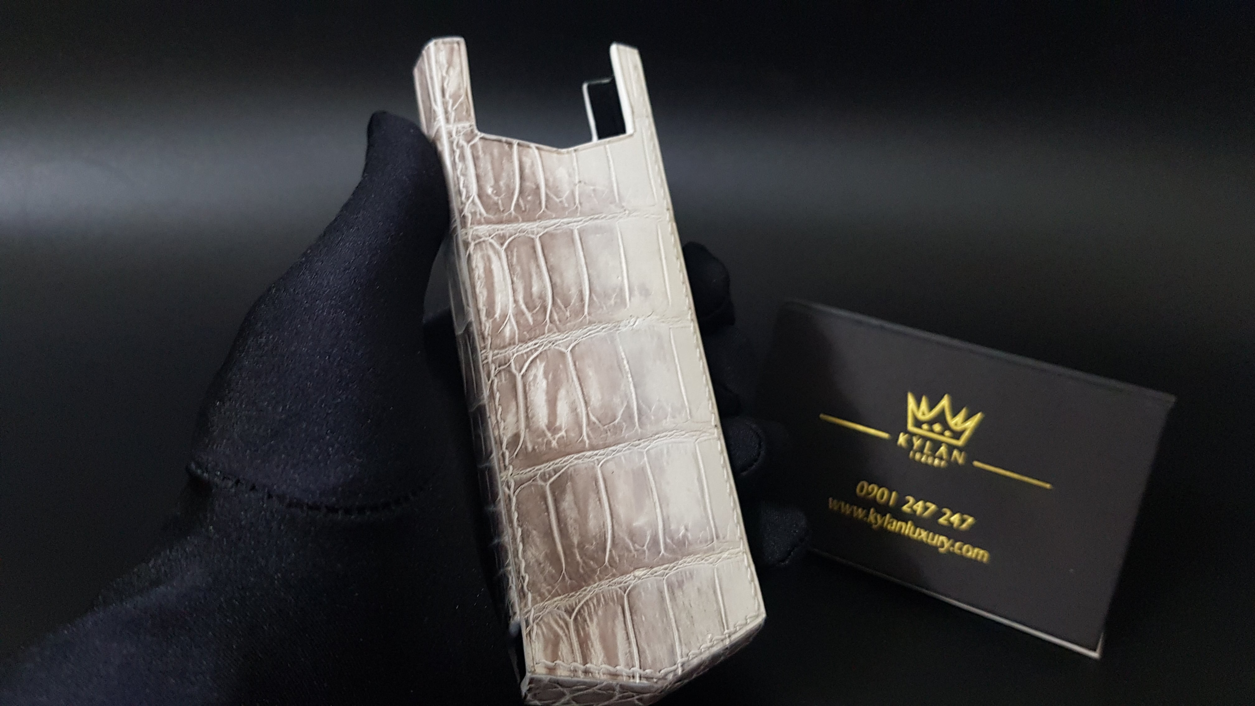 Kỳ Lân Luxury bao da signature ca sau bach tang logo 10kara 4 Bao da cá sấu bạch tạng logo 10kara Vertu Signature S
