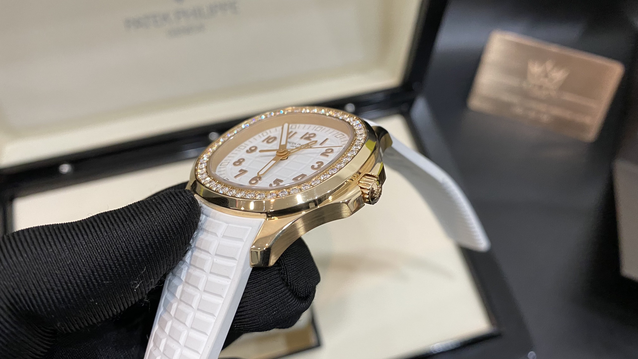 Kỳ Lân Luxury dong ho patek philippe aquanaut 5269200r 001 10 Đồng hồ Patek Philippe Aquanaut 5269/200R-001