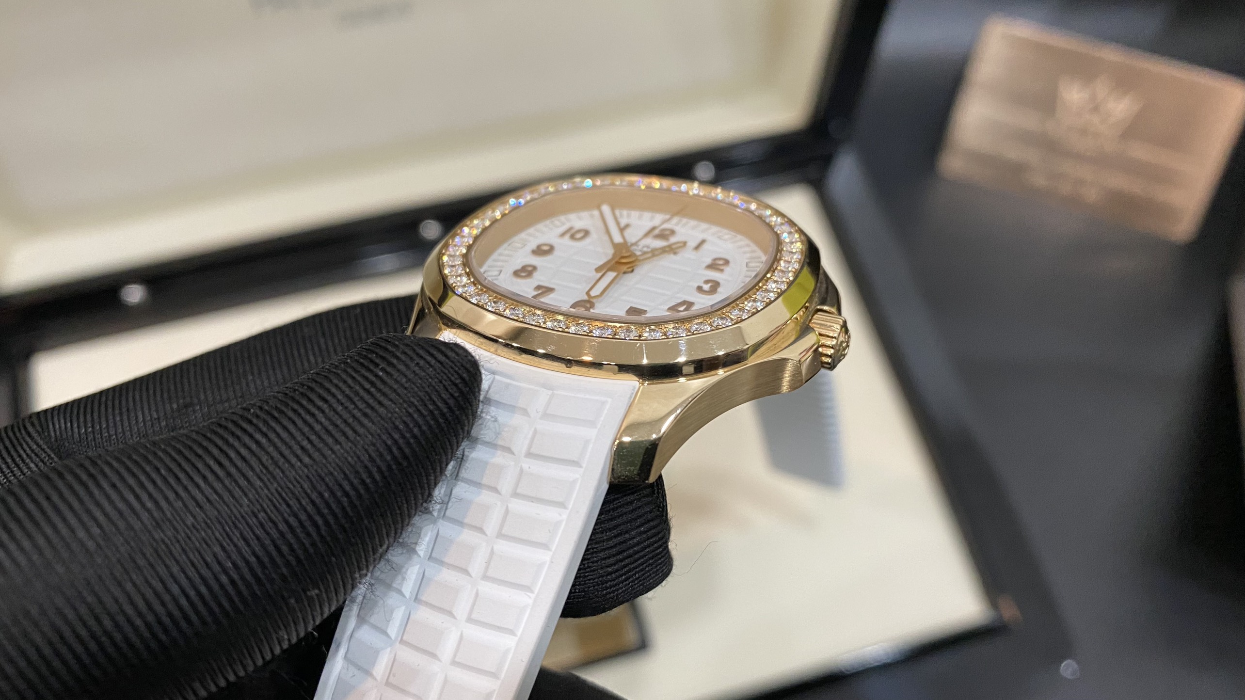 Kỳ Lân Luxury dong ho patek philippe aquanaut 5269200r 001 19 Đồng hồ Patek Philippe Aquanaut 5269/200R-001