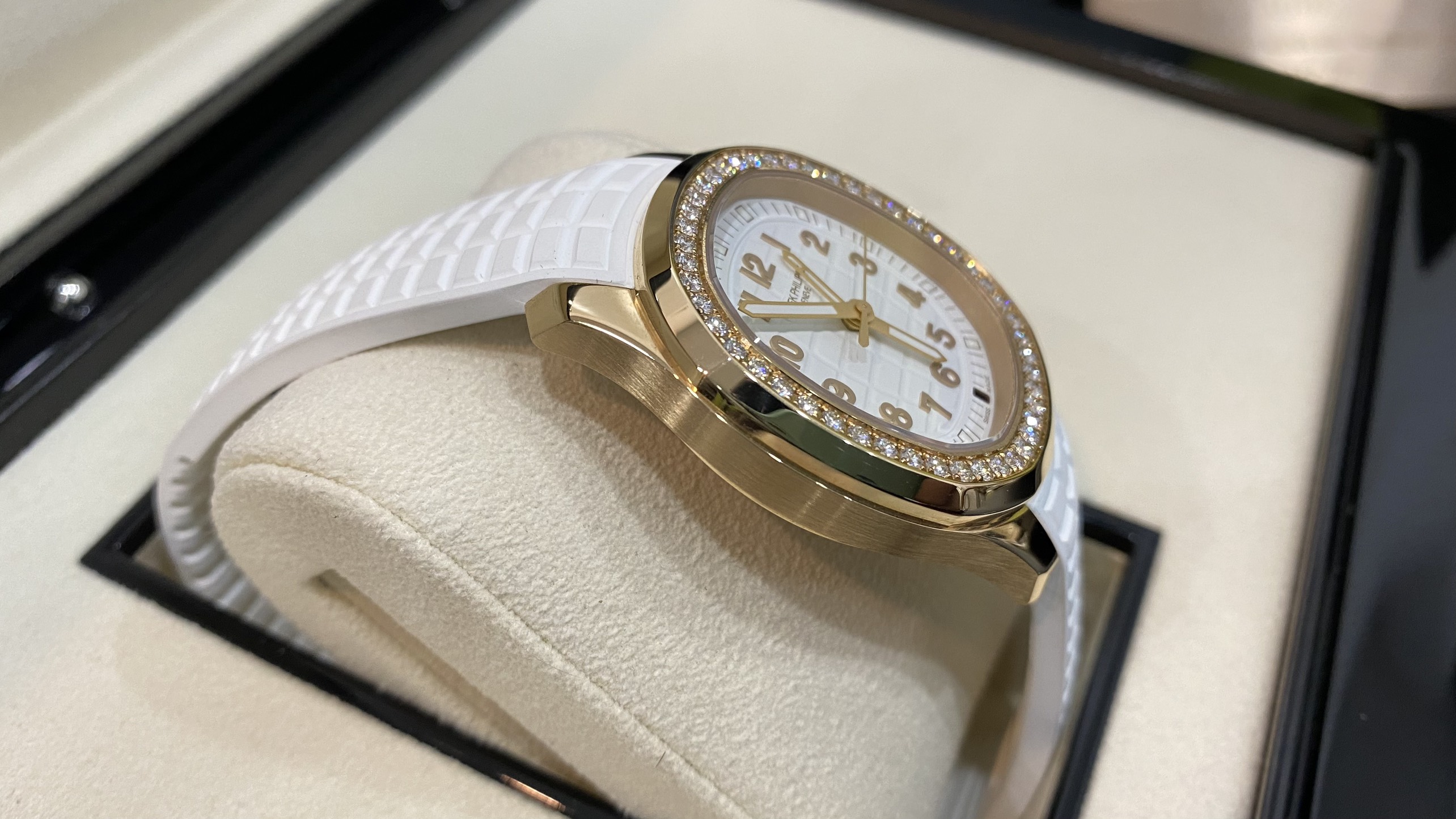 Kỳ Lân Luxury dong ho patek philippe aquanaut 5269200r 001 26 Đồng hồ Patek Philippe Aquanaut 5269/200R-001