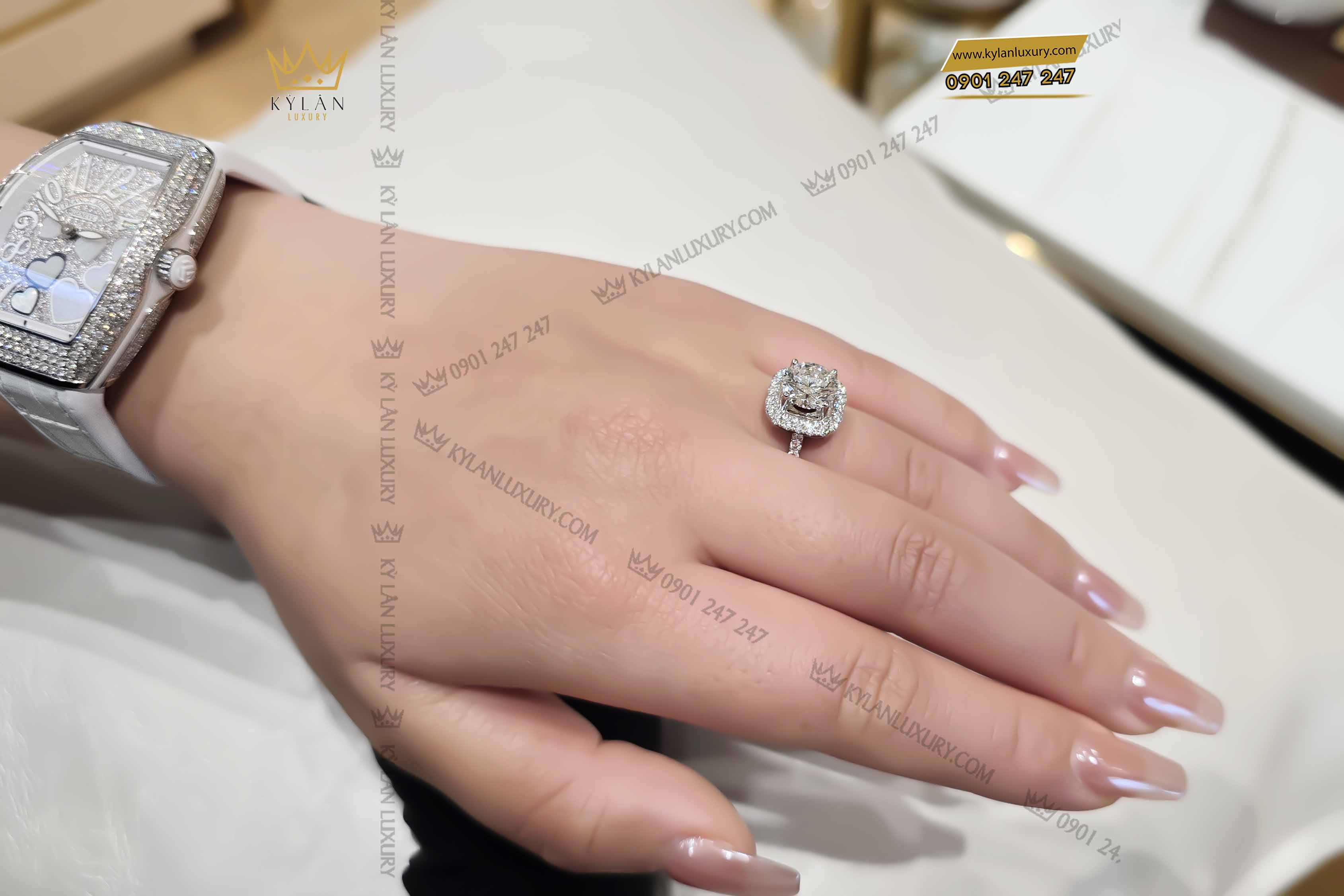 Kỳ Lân Luxury nhan nu vang nguyen khoi au750 dinh vien chu 8ly1 4 Nhẫn nữ vàng nguyên khối Au750 đính viên chủ 8ly1