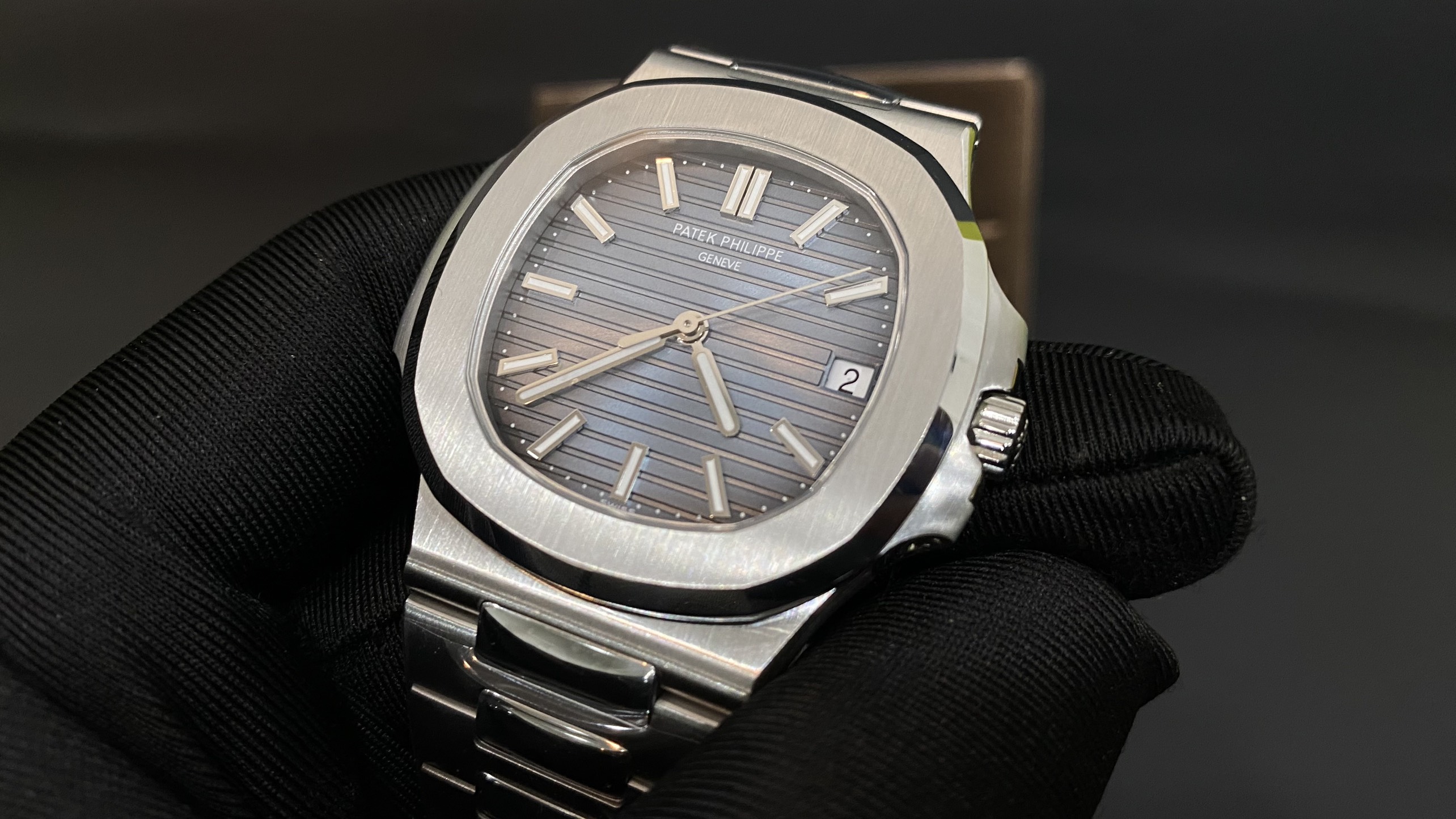 patek philippe nautilus date