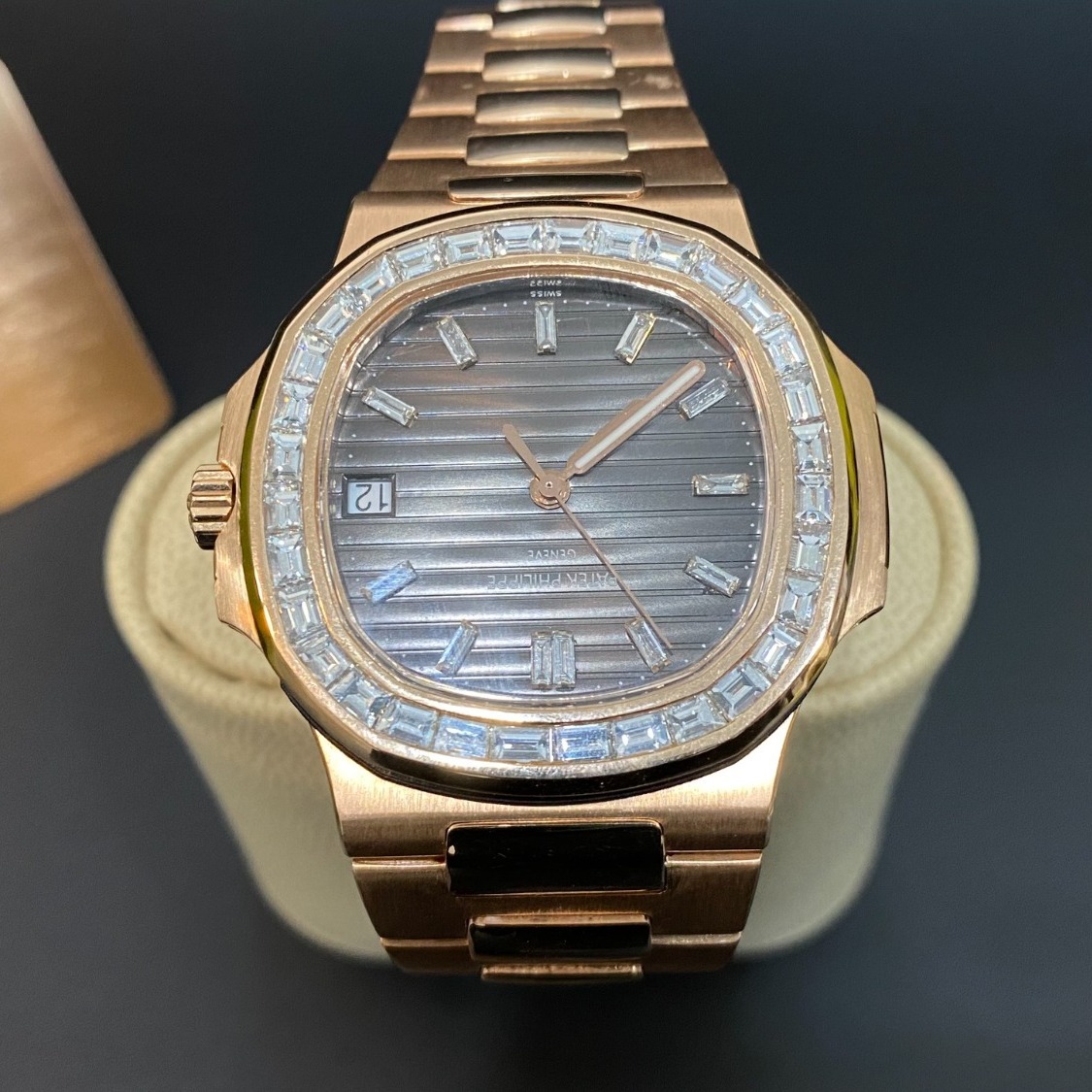 Patek Philippe Nautilus 5723 1R 001 Gold Baguette Diamond Bezel K patek-philippe-nautilus-5723-1r-001-gold-baguette-diamond-bezel-k