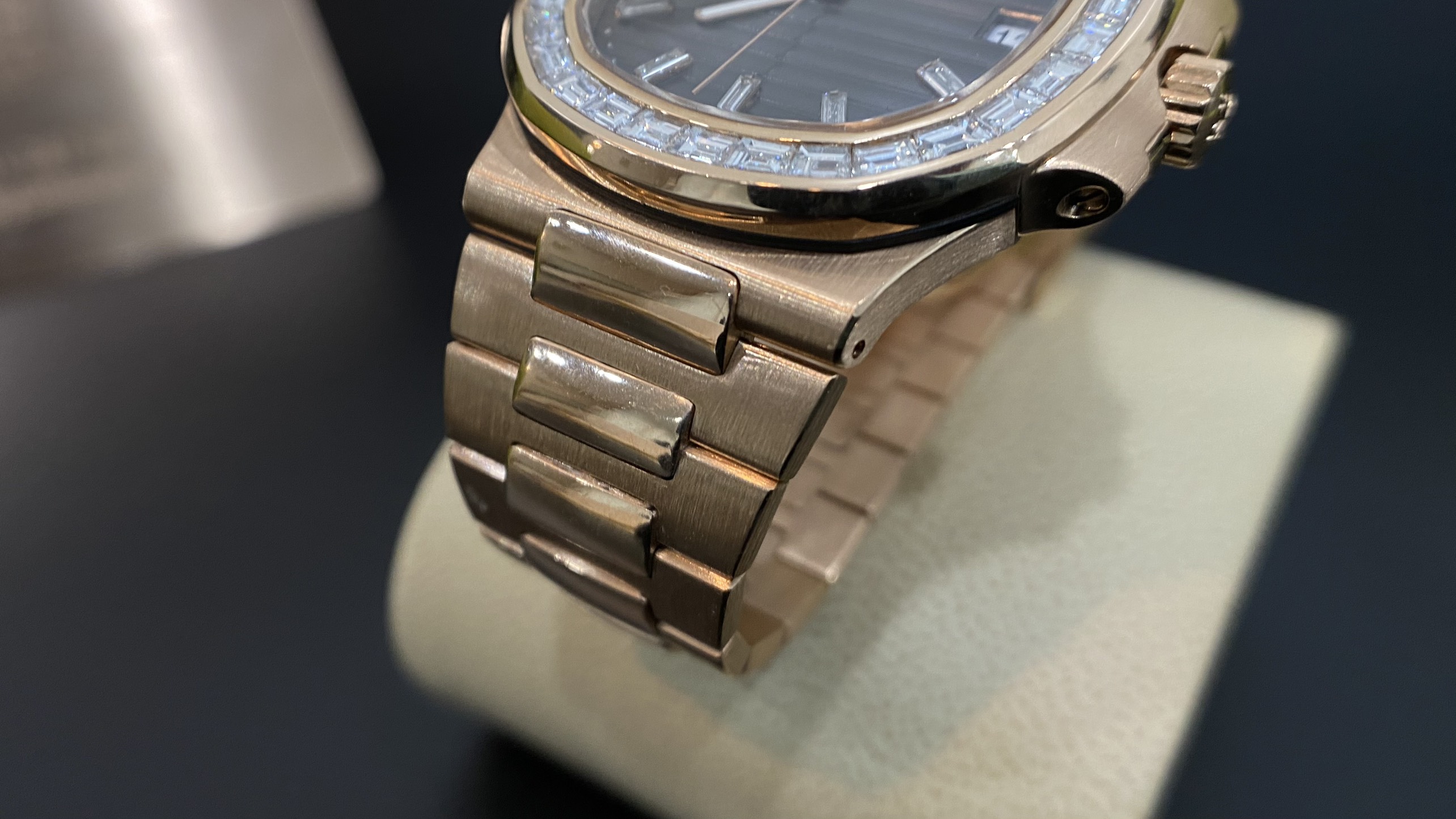 Patek Philippe Nautilus 5723 1R 001 Gold Baguette Diamond Bezel K patek-philippe-nautilus-5723-1r-001-gold-baguette-diamond-bezel-k
