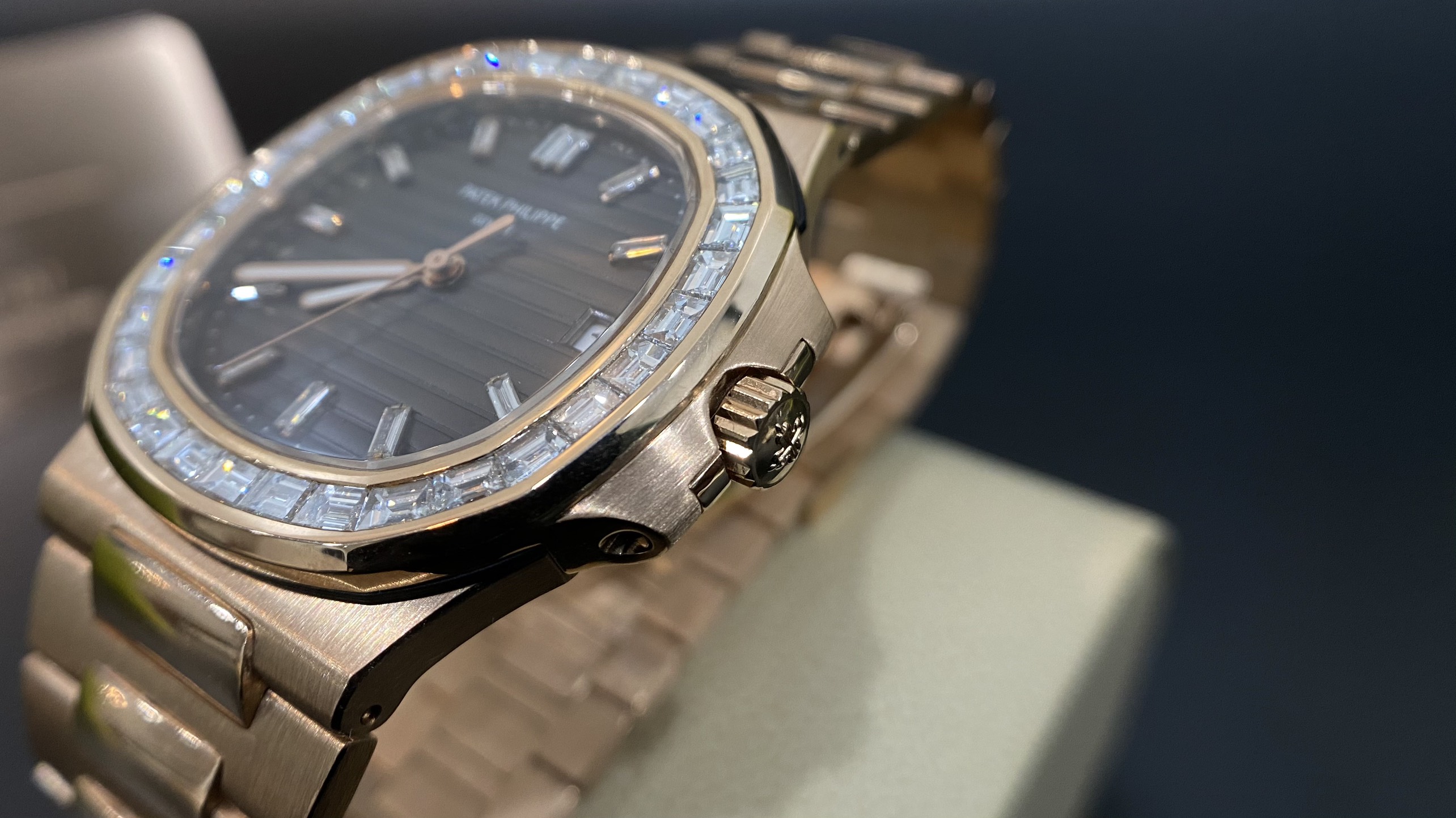 Patek Philippe Nautilus 5723 1R 001 Gold Baguette Diamond Bezel K patek-philippe-nautilus-5723-1r-001-gold-baguette-diamond-bezel-k