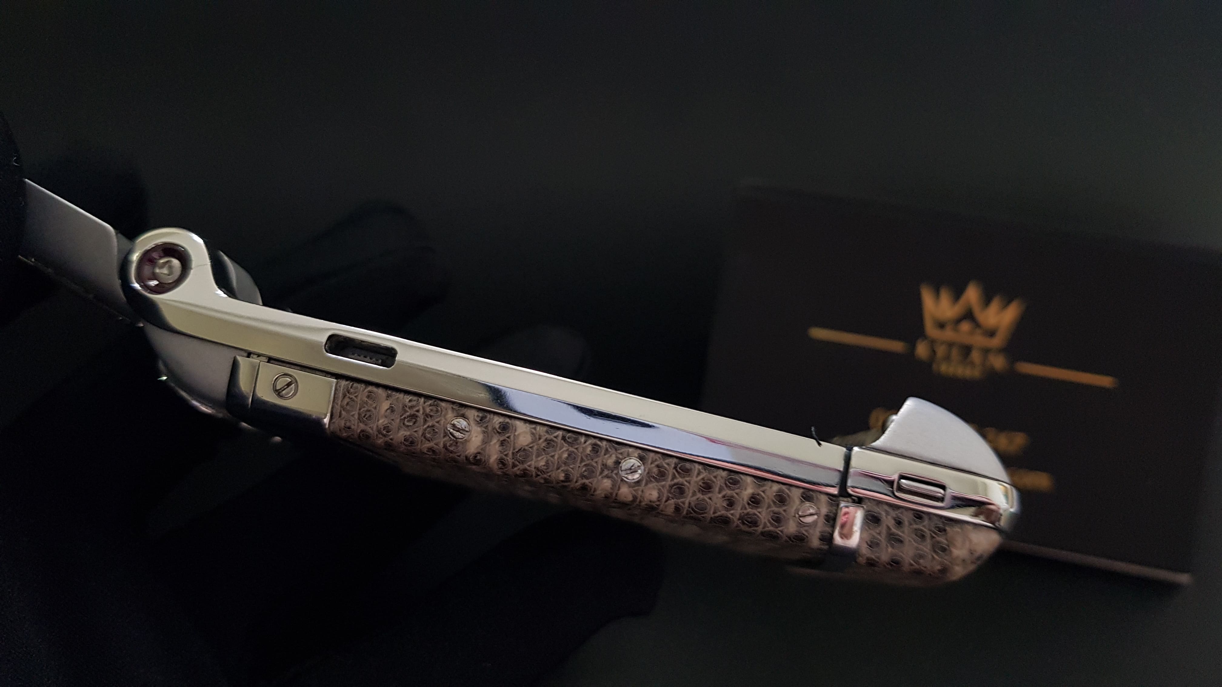 Kỳ Lân Luxury vertu ayxta bat nap da ca sau bach tang 16 Vertu Ayxta bật nắp da cá sấu bạch tạng