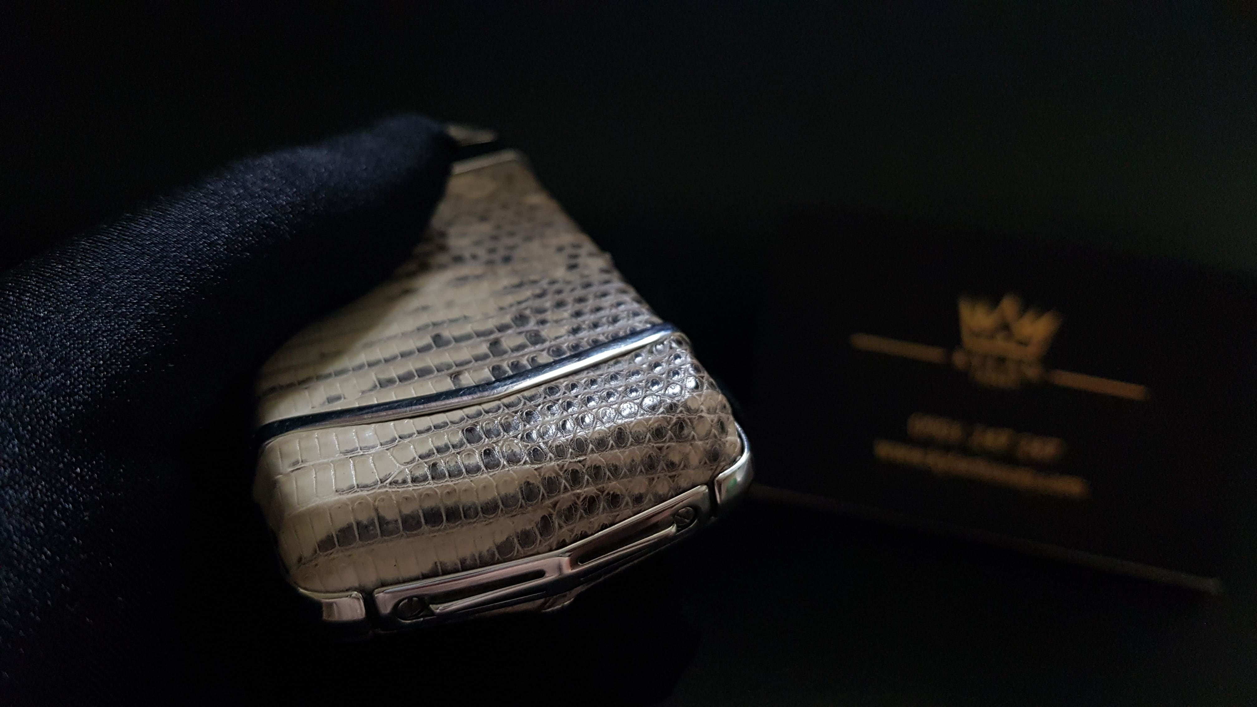 Kỳ Lân Luxury vertu ayxta bat nap da ca sau bach tang 26 Vertu Ayxta bật nắp da cá sấu bạch tạng