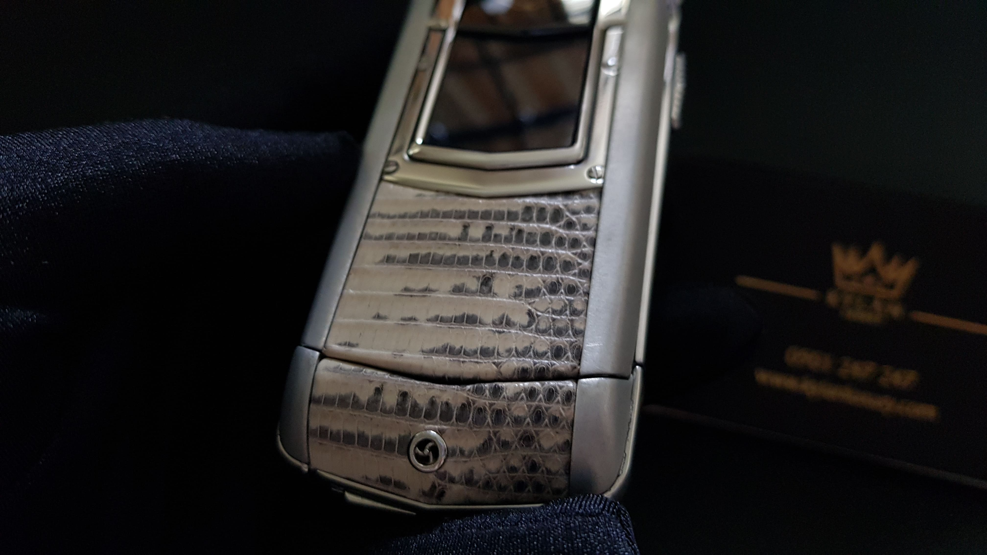Kỳ Lân Luxury vertu ayxta bat nap da ca sau bach tang 36 Vertu Ayxta bật nắp da cá sấu bạch tạng