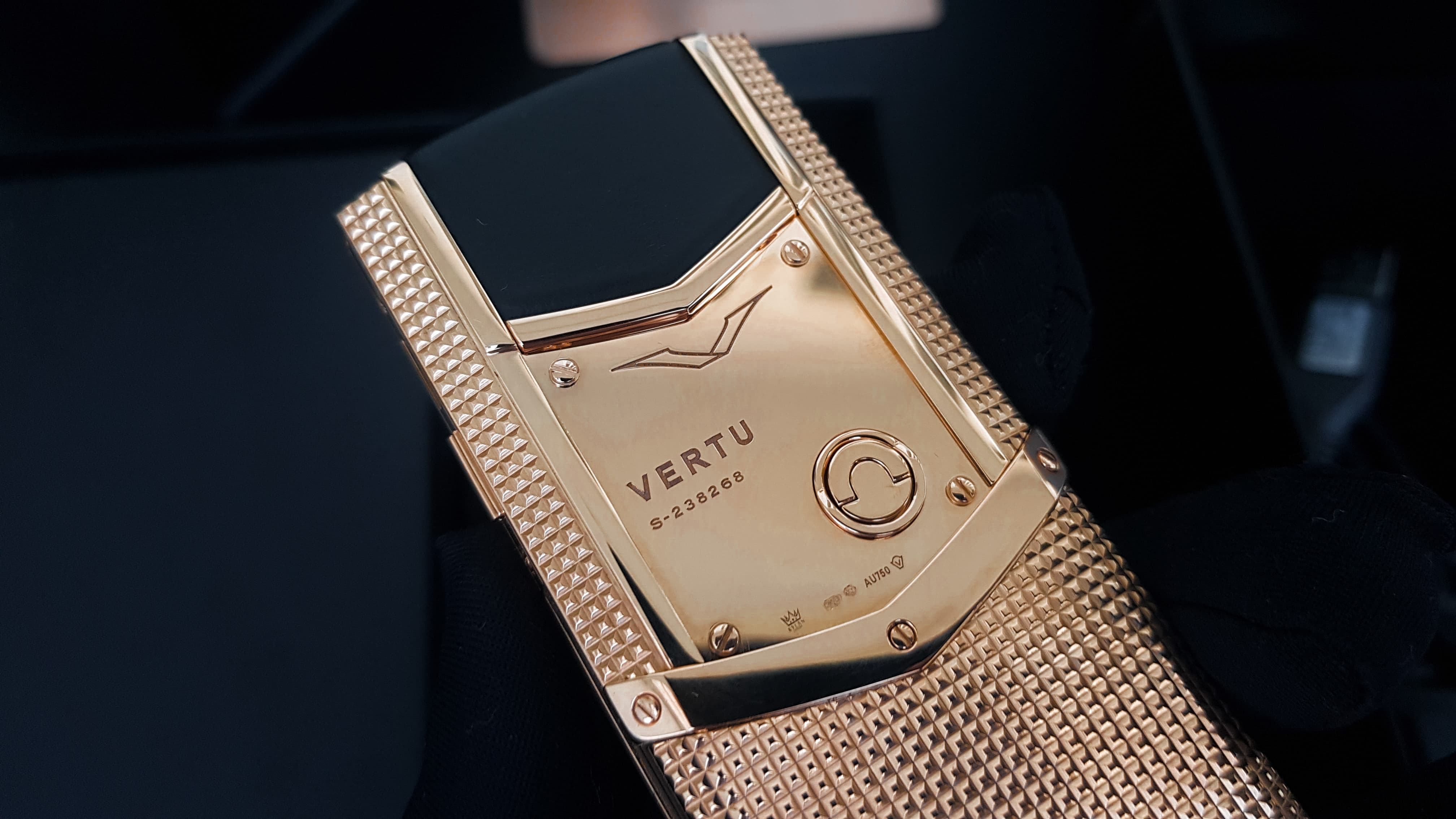 Kỳ Lân Luxury vertu signature s cloud de paris gold mix diamond 26 92051d7f 3d91 4a34 a338 33a0fcdd6e64 Vertu Signature S Clous De Paris Gold Mix Diamond