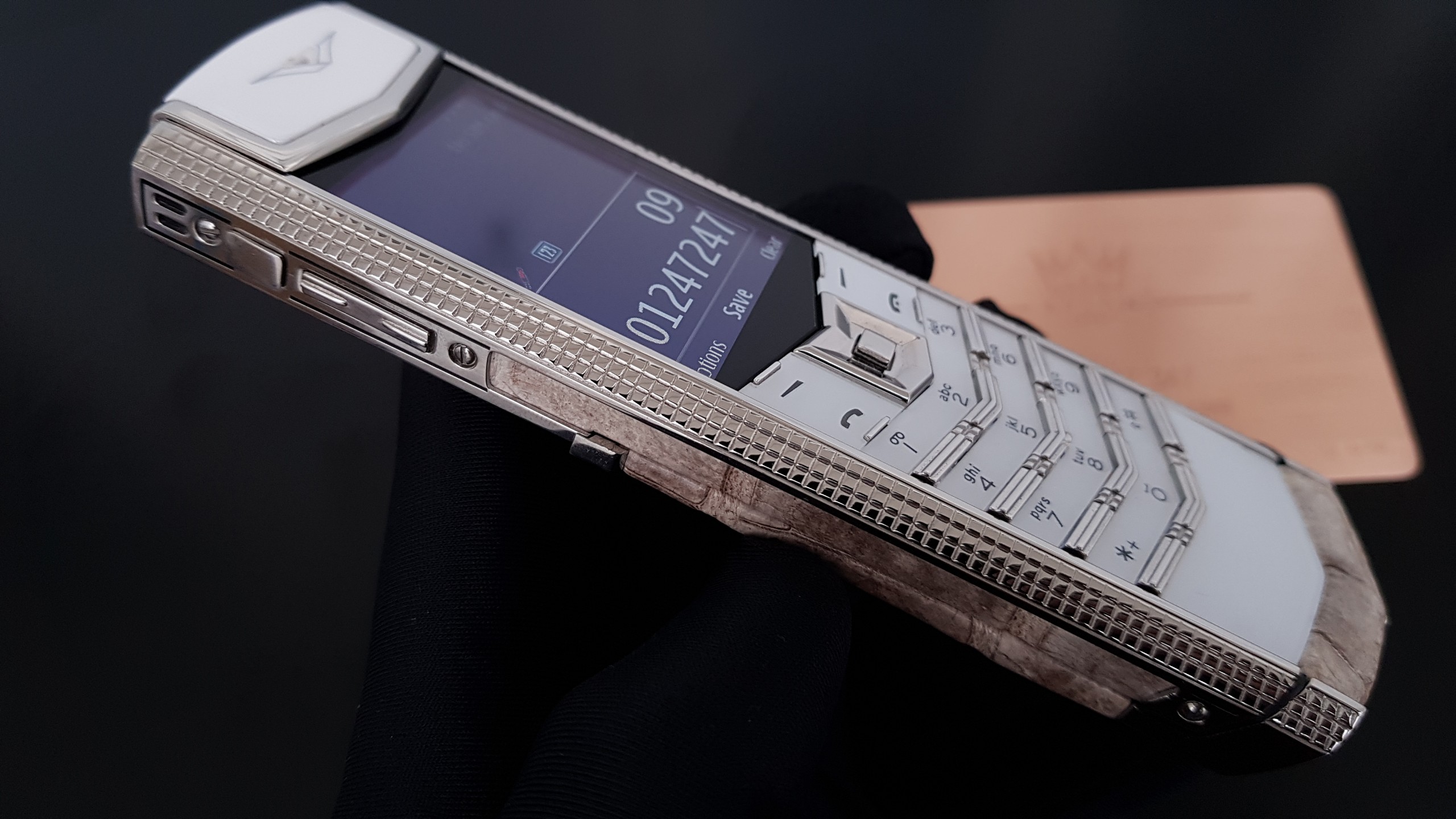Vertu Signature S Clous De Paris Lưng Da Cá Sấu 12 Kỳ Lân Luxury vertu signature s cloud de paris lung da ca sau 11 Vertu Signature S Clous De Paris Lưng Da Cá Sấu