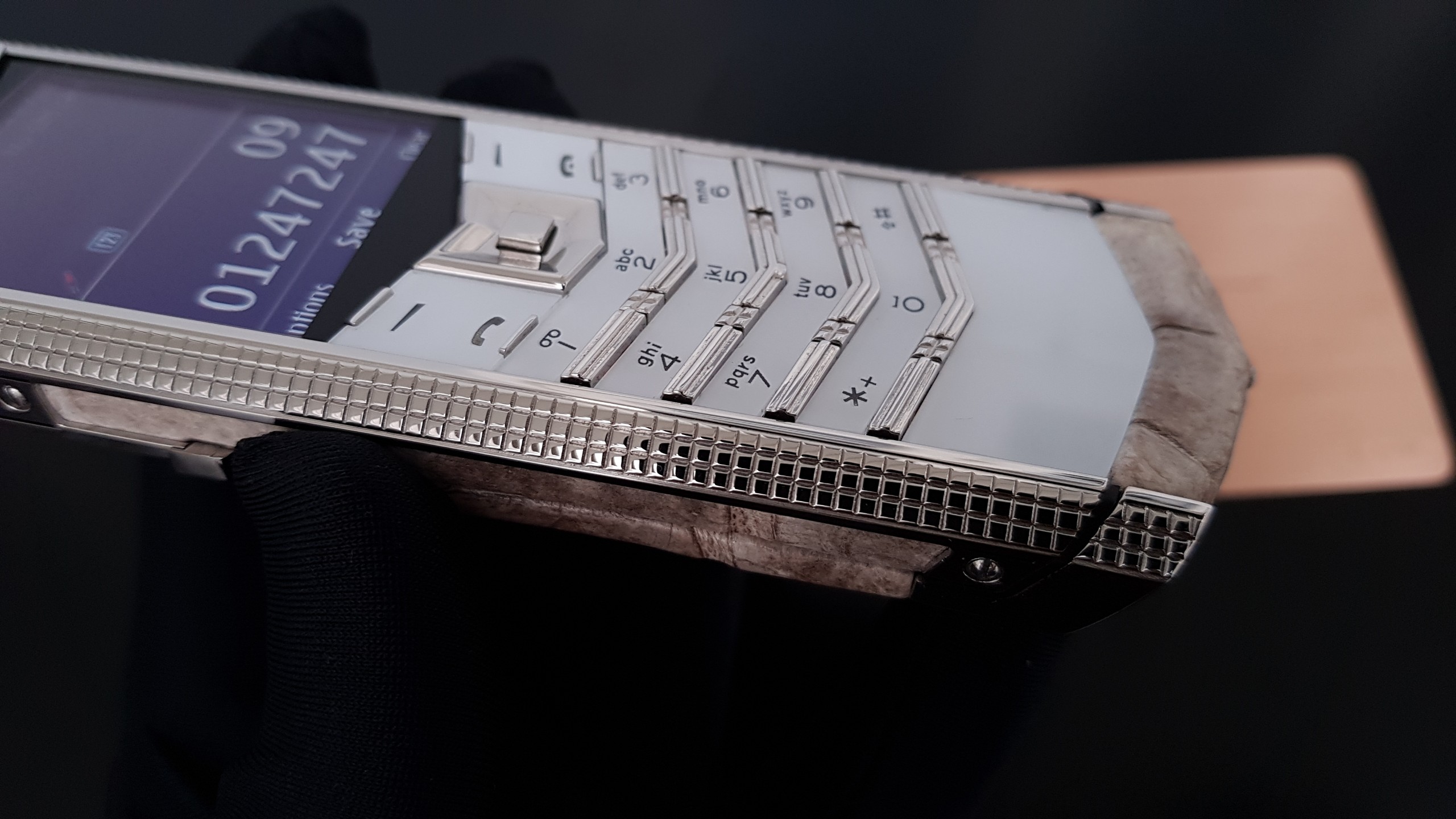 Vertu Signature S Clous De Paris Lưng Da Cá Sấu 13 Kỳ Lân Luxury vertu signature s cloud de paris lung da ca sau 12 Vertu Signature S Clous De Paris Lưng Da Cá Sấu