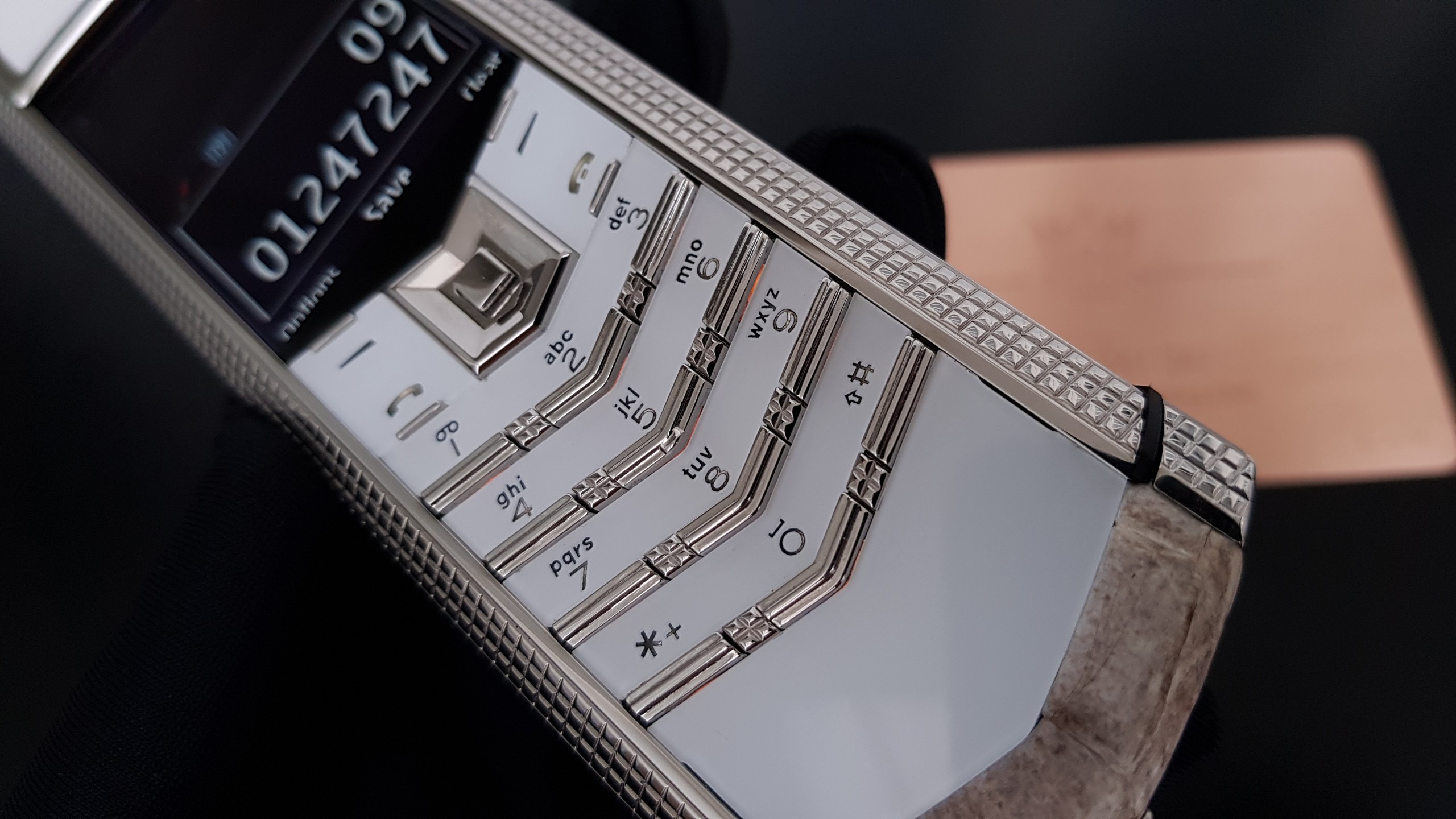 Vertu Signature S Clous De Paris Lưng Da Cá Sấu 15 Kỳ Lân Luxury vertu signature s cloud de paris lung da ca sau 14 Vertu Signature S Clous De Paris Lưng Da Cá Sấu