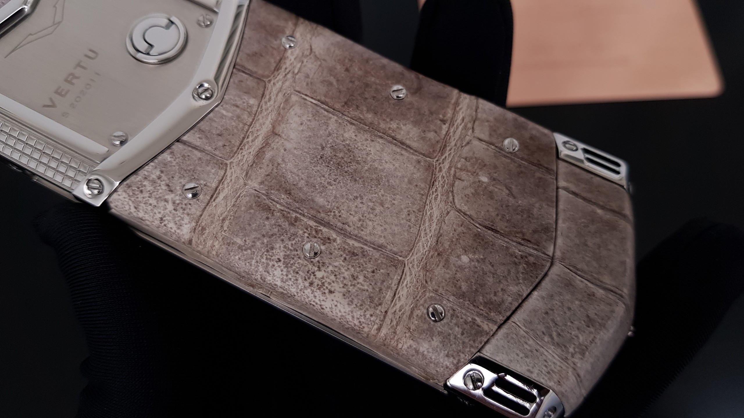 Vertu Signature S Clous De Paris Lưng Da Cá Sấu 16 Kỳ Lân Luxury vertu signature s cloud de paris lung da ca sau 15 Vertu Signature S Clous De Paris Lưng Da Cá Sấu