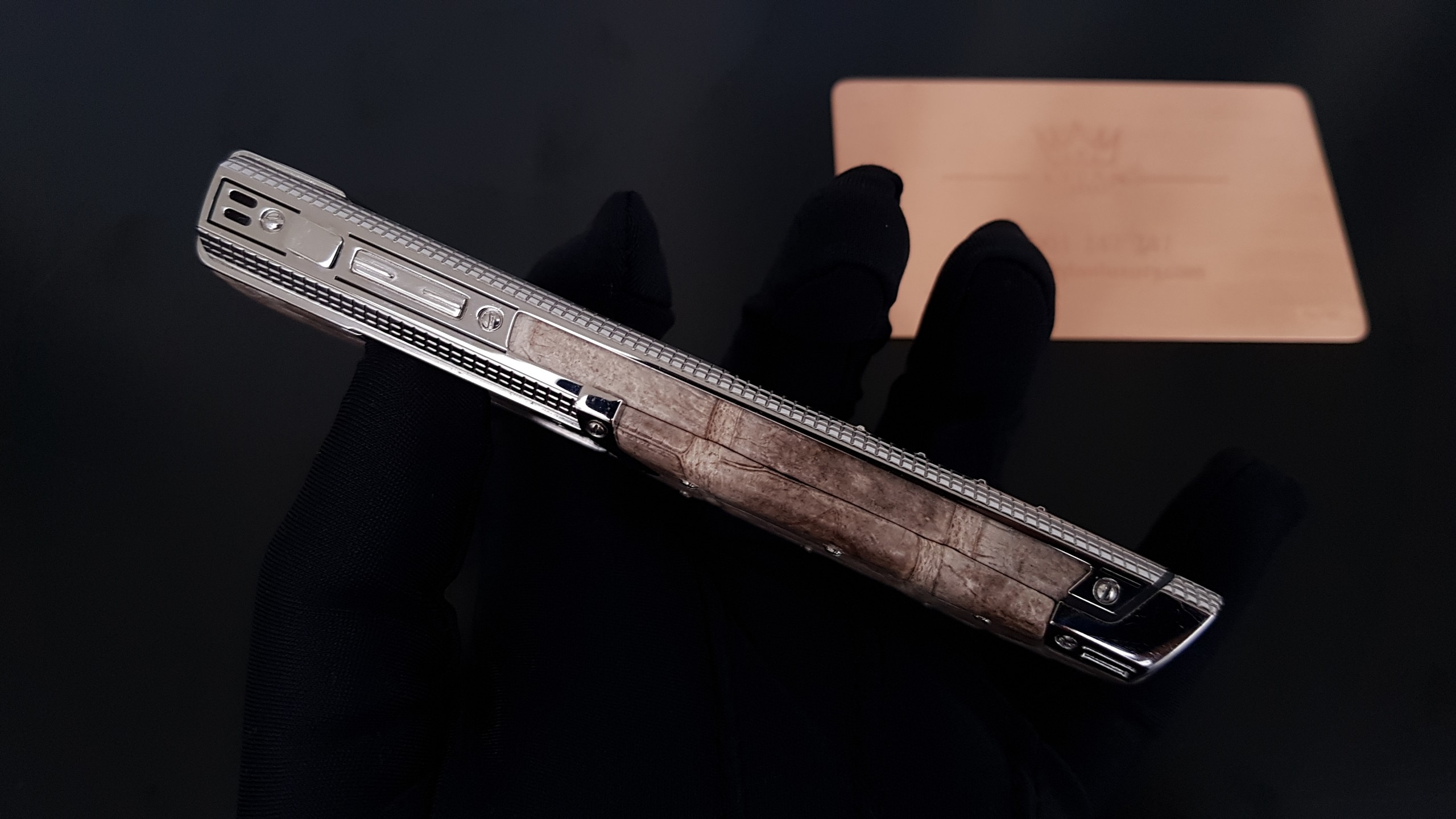 Vertu Signature S Clous De Paris Lưng Da Cá Sấu 23 Kỳ Lân Luxury vertu signature s cloud de paris lung da ca sau 2 Vertu Signature S Clous De Paris Lưng Da Cá Sấu