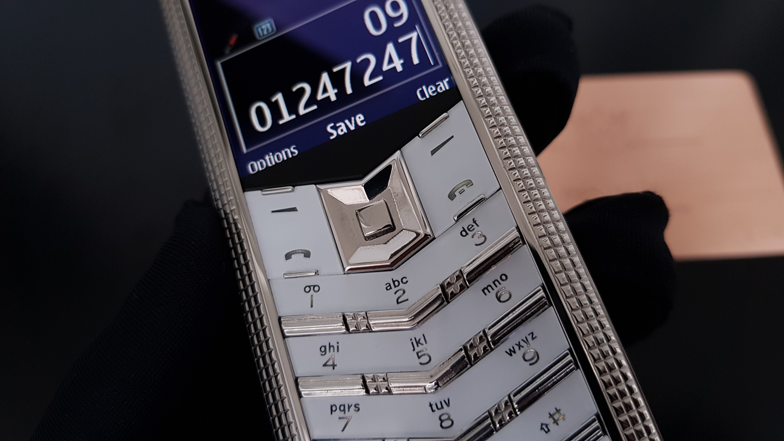 Vertu Signature S Clous De Paris Lưng Da Cá Sấu 21 Kỳ Lân Luxury vertu signature s cloud de paris lung da ca sau 20 Vertu Signature S Clous De Paris Lưng Da Cá Sấu