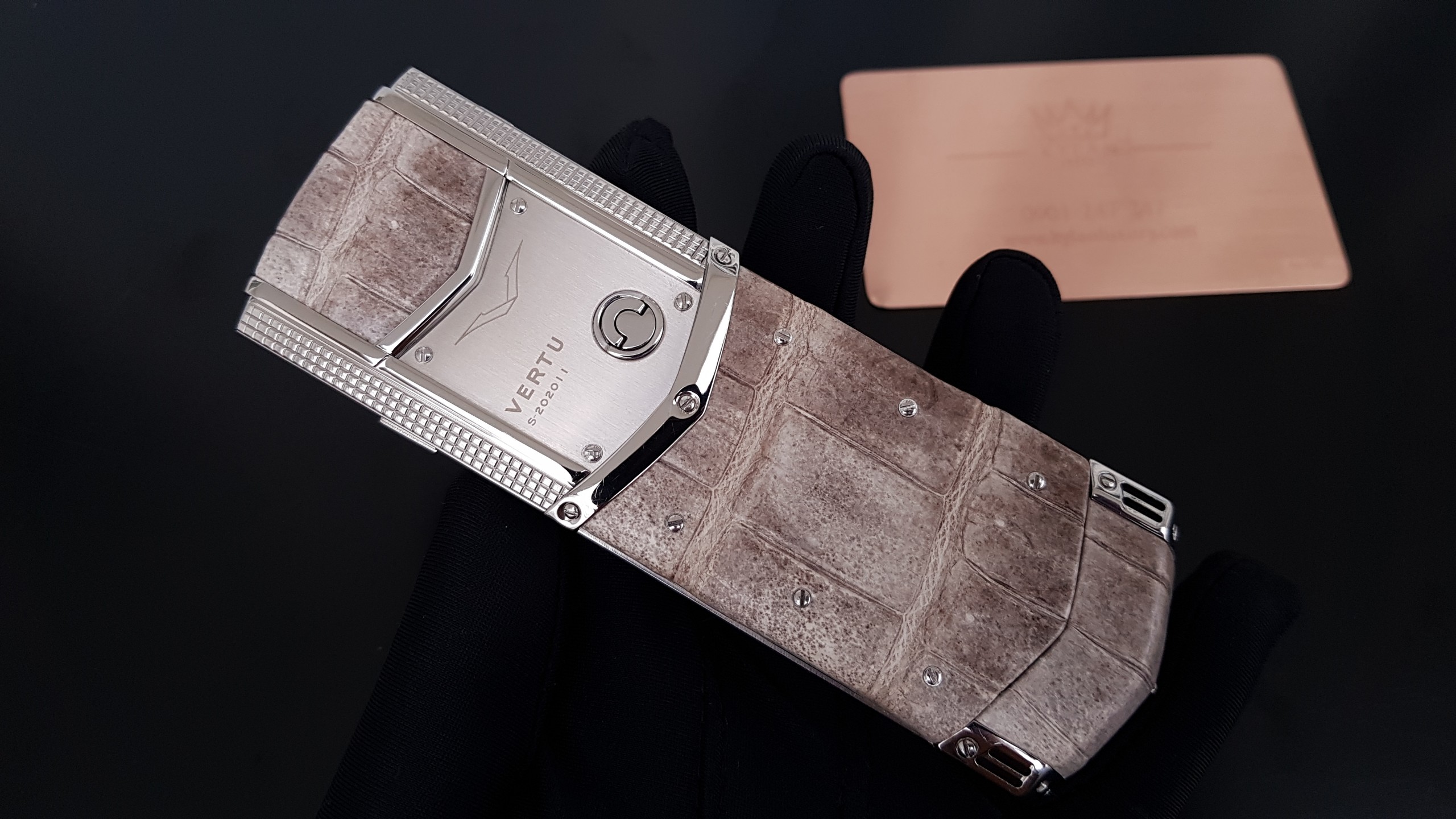 Vertu Signature S Clous De Paris Lưng Da Cá Sấu 3 Kỳ Lân Luxury vertu signature s cloud de paris lung da ca sau 22 Vertu Signature S Clous De Paris Lưng Da Cá Sấu