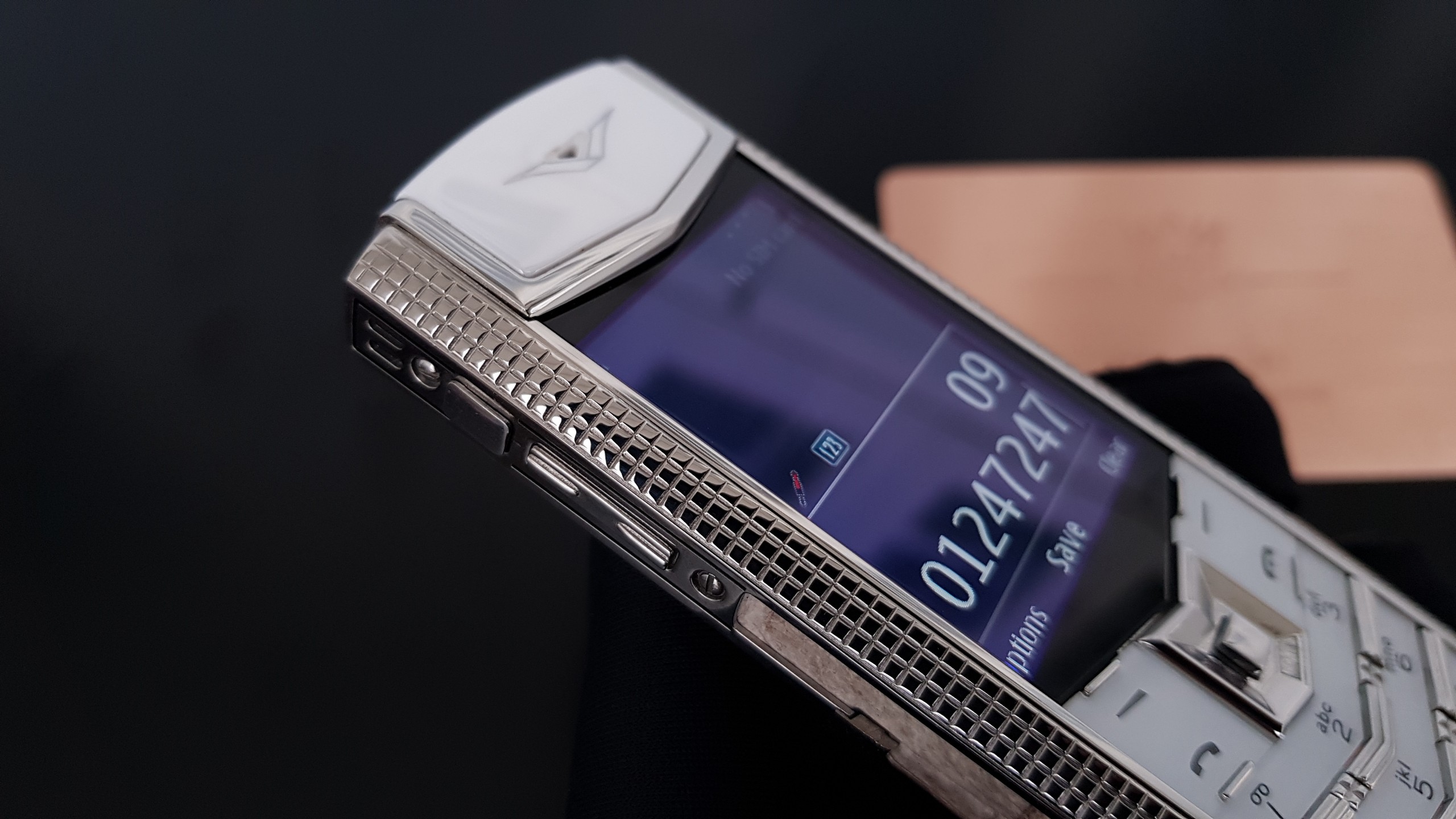 Vertu Signature S Clous De Paris Lưng Da Cá Sấu 10 Kỳ Lân Luxury vertu signature s cloud de paris lung da ca sau 29 Vertu Signature S Clous De Paris Lưng Da Cá Sấu