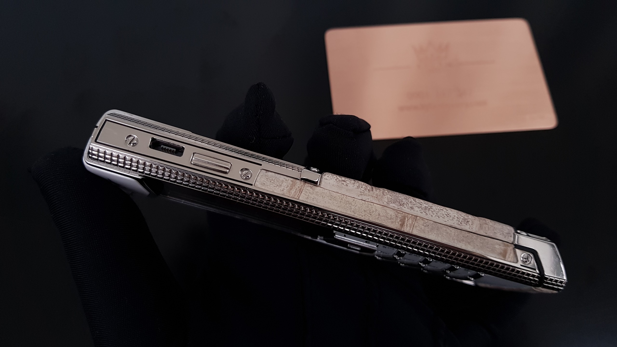 Vertu Signature S Clous De Paris Lưng Da Cá Sấu 25 Kỳ Lân Luxury vertu signature s cloud de paris lung da ca sau 4 Vertu Signature S Clous De Paris Lưng Da Cá Sấu