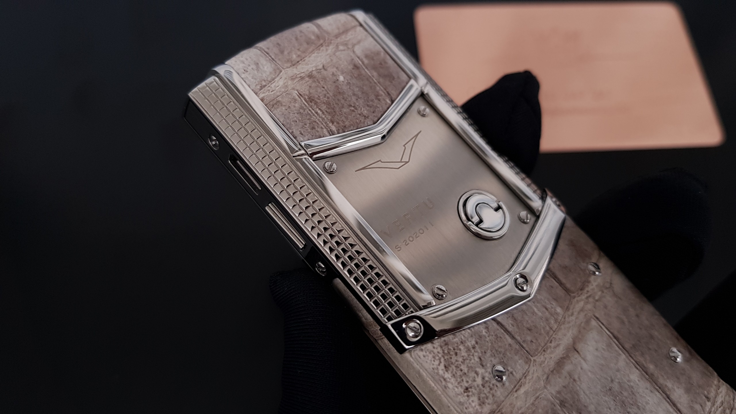 Vertu Signature S Clous De Paris Lưng Da Cá Sấu 26 Kỳ Lân Luxury vertu signature s cloud de paris lung da ca sau 5 Vertu Signature S Clous De Paris Lưng Da Cá Sấu