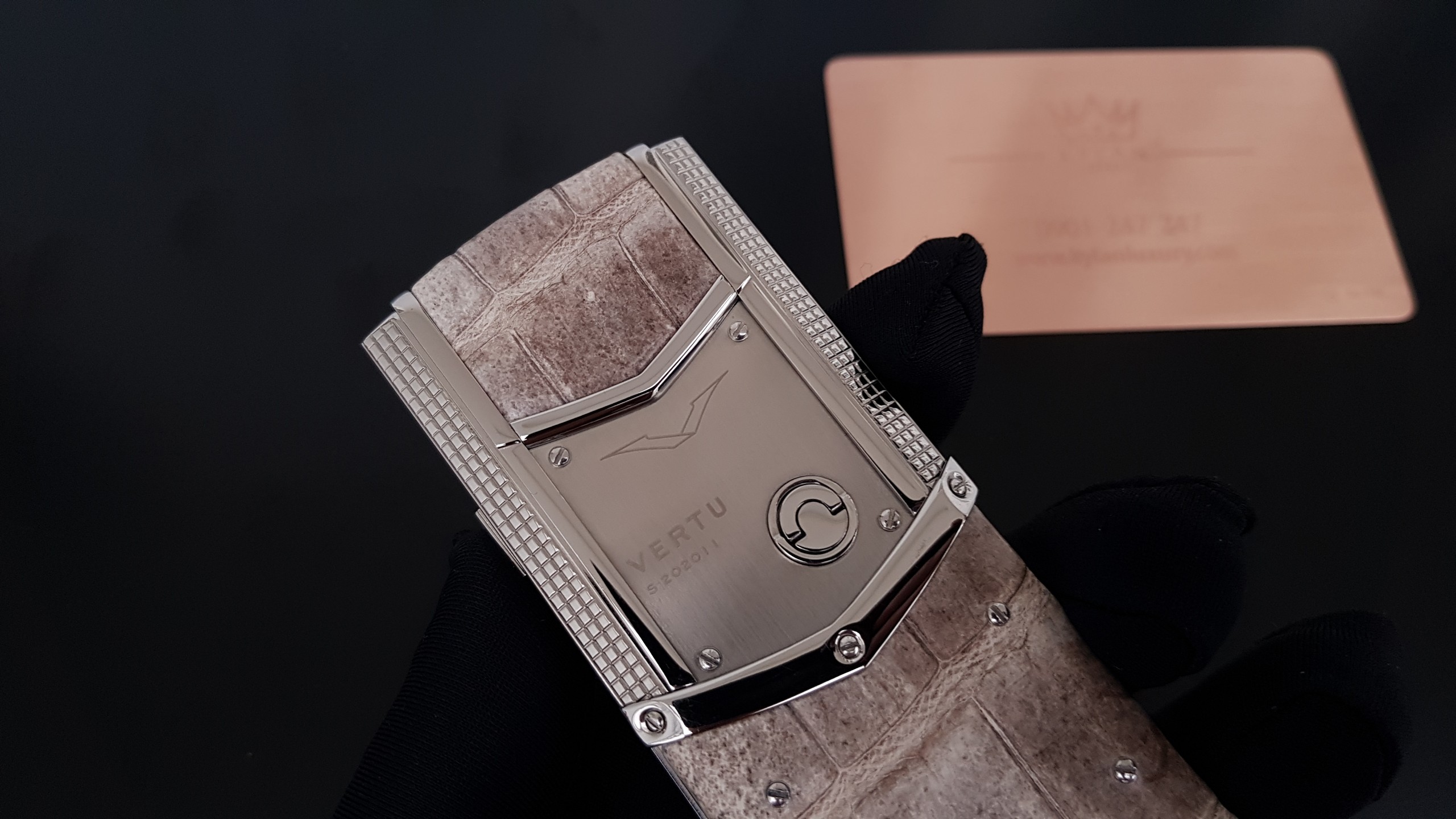 Vertu Signature S Clous De Paris Lưng Da Cá Sấu 27 Kỳ Lân Luxury vertu signature s cloud de paris lung da ca sau 6 Vertu Signature S Clous De Paris Lưng Da Cá Sấu