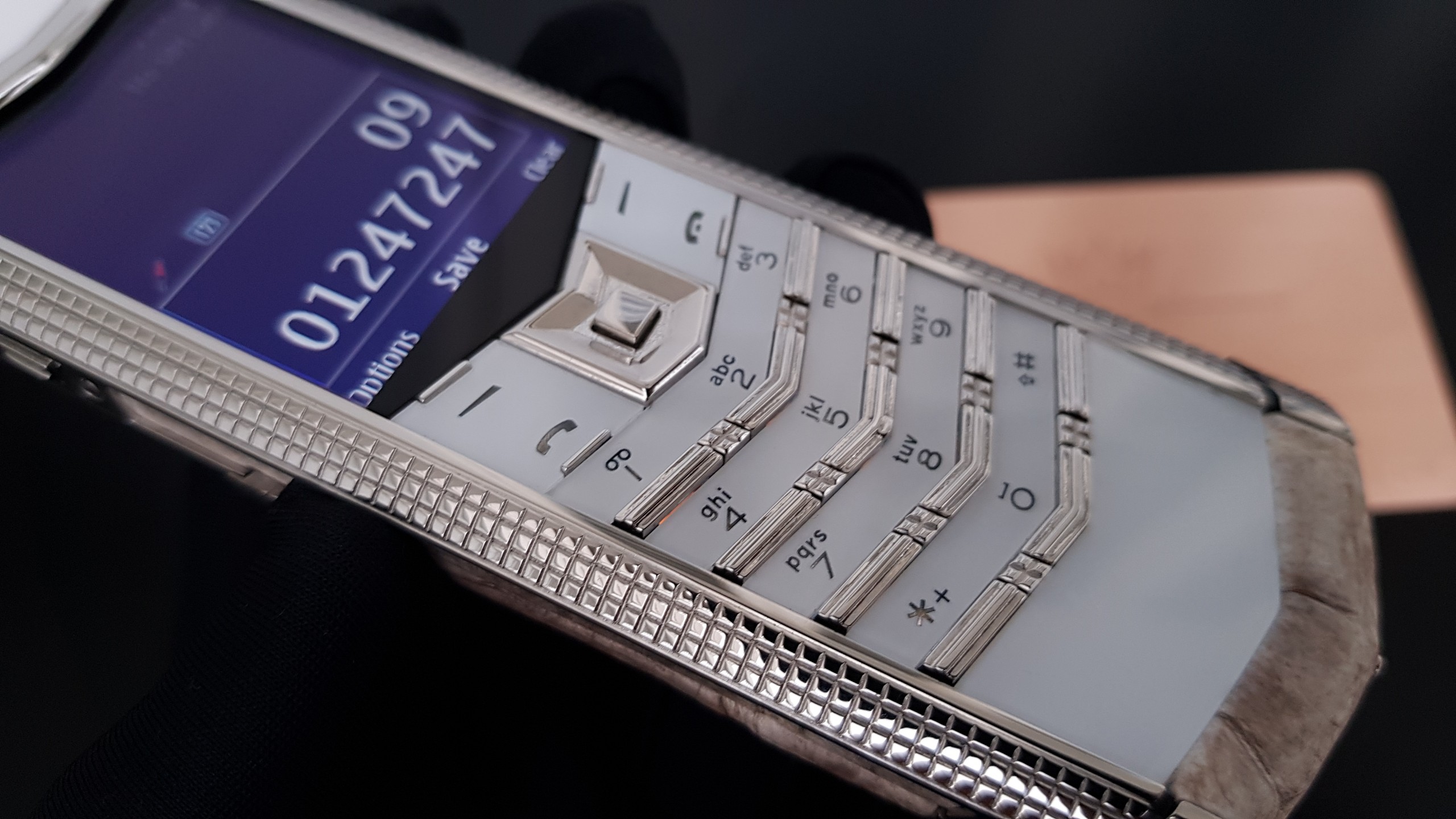 Vertu Signature S Clous De Paris Lưng Da Cá Sấu 28 Kỳ Lân Luxury vertu signature s cloud de paris lung da ca sau 7 Vertu Signature S Clous De Paris Lưng Da Cá Sấu