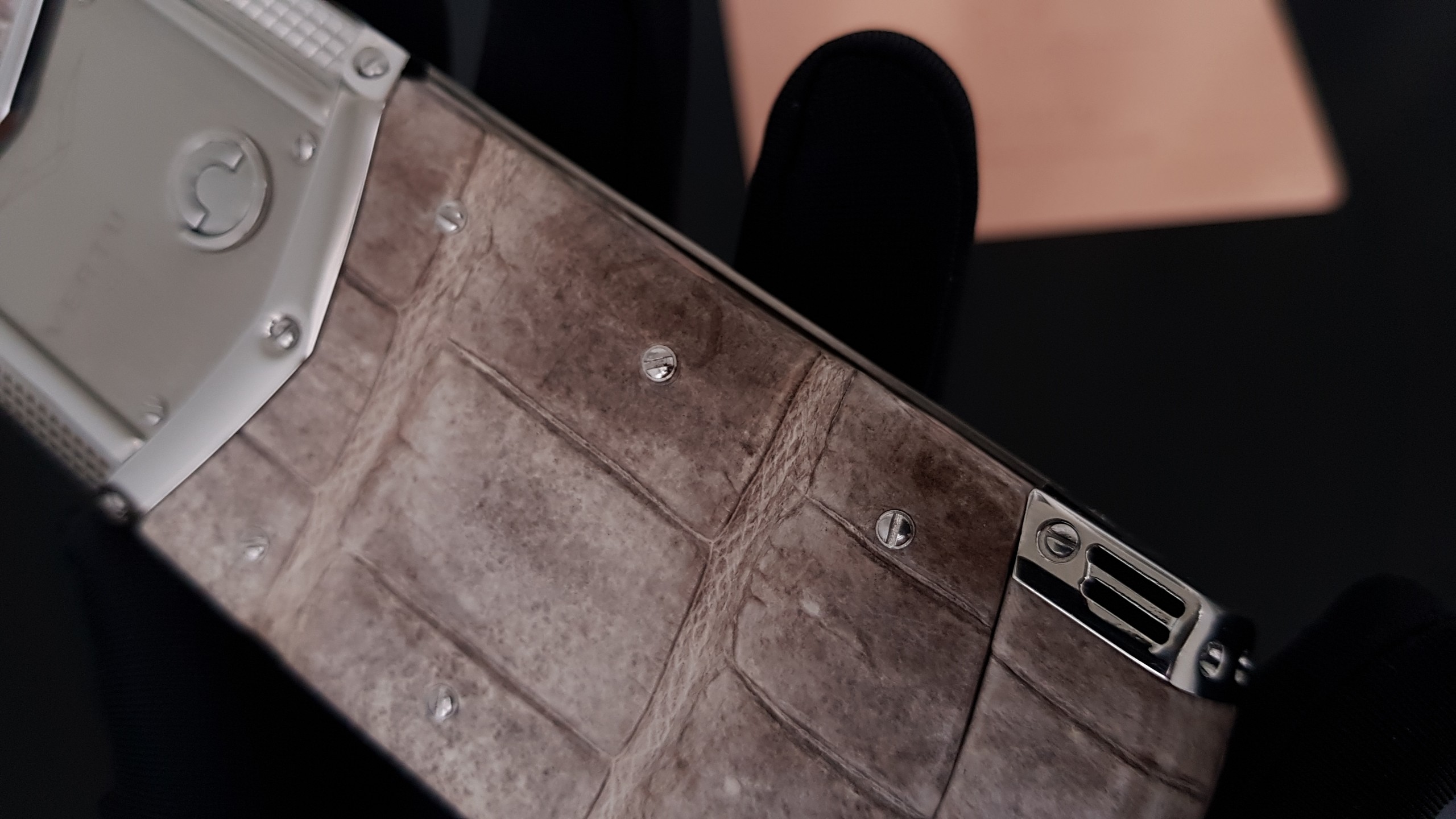 Vertu Signature S Clous De Paris Lưng Da Cá Sấu 30 Kỳ Lân Luxury vertu signature s cloud de paris lung da ca sau 9 Vertu Signature S Clous De Paris Lưng Da Cá Sấu