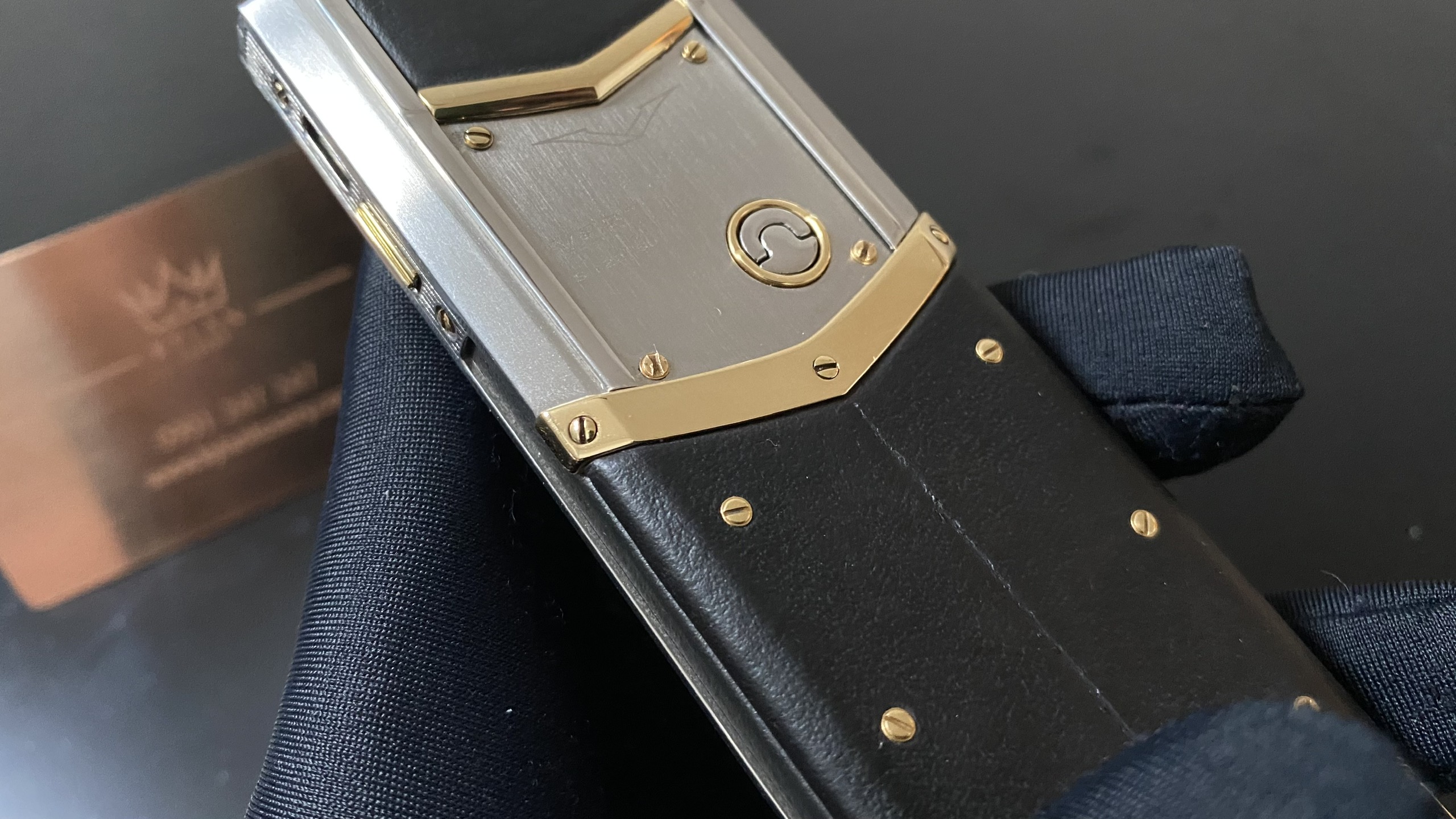 Vertu Signature S Điểm Vàng 3 Kỳ Lân Luxury vertu signature s die m va ng 1 Vertu Signature S Điểm Vàng