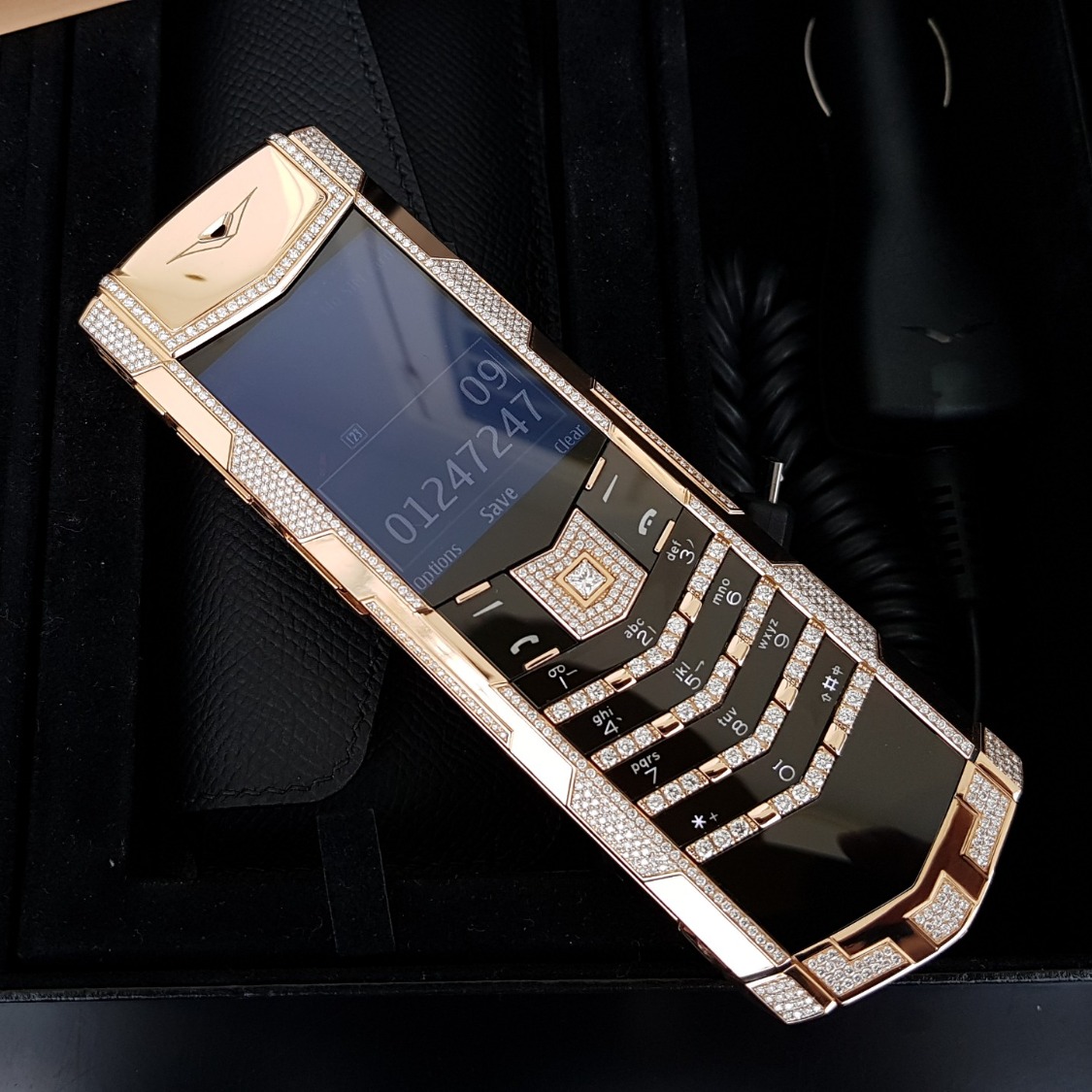 Kỳ Lân Luxury vertu signature s full gold diamond ziczac 1 7c042b4b 9af5 4e5a 995b 49ac47b5b15e Vertu Signature S Full Gold Diamond Ziczac