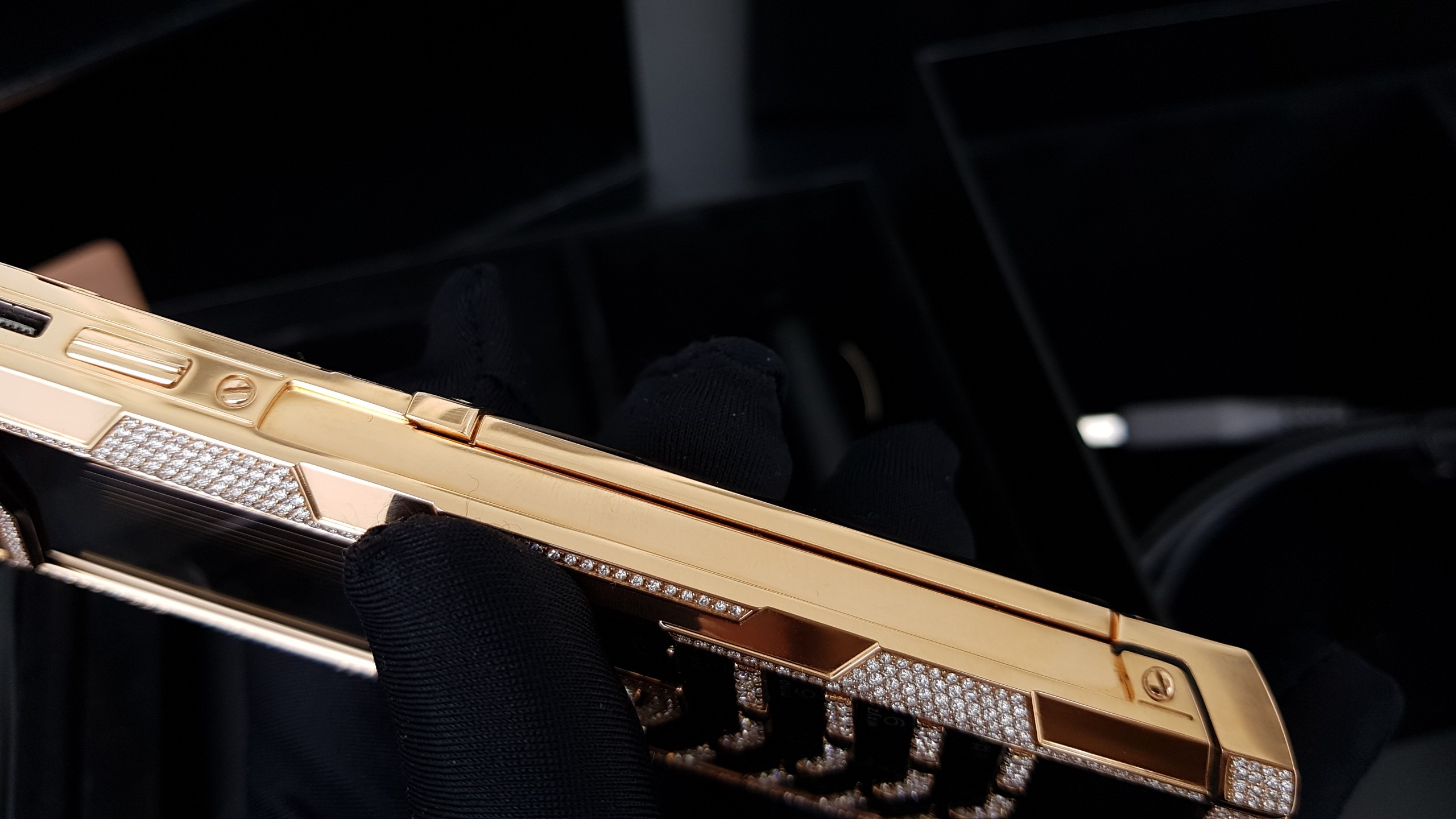 Kỳ Lân Luxury vertu signature s full gold diamond ziczac 10 8c165be6 a3e6 4b08 a2fc 925f86410623 Vertu Signature S Full Gold Diamond Ziczac