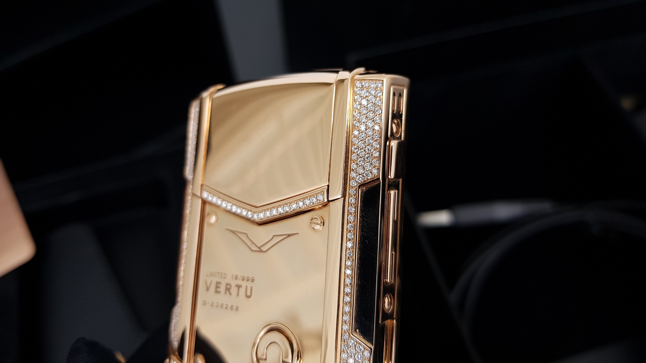 Kỳ Lân Luxury vertu signature s full gold diamond ziczac 14 5b77fa04 d54c 4c0f 9608 e82b7d11eedb Vertu Signature S Full Gold Diamond Ziczac
