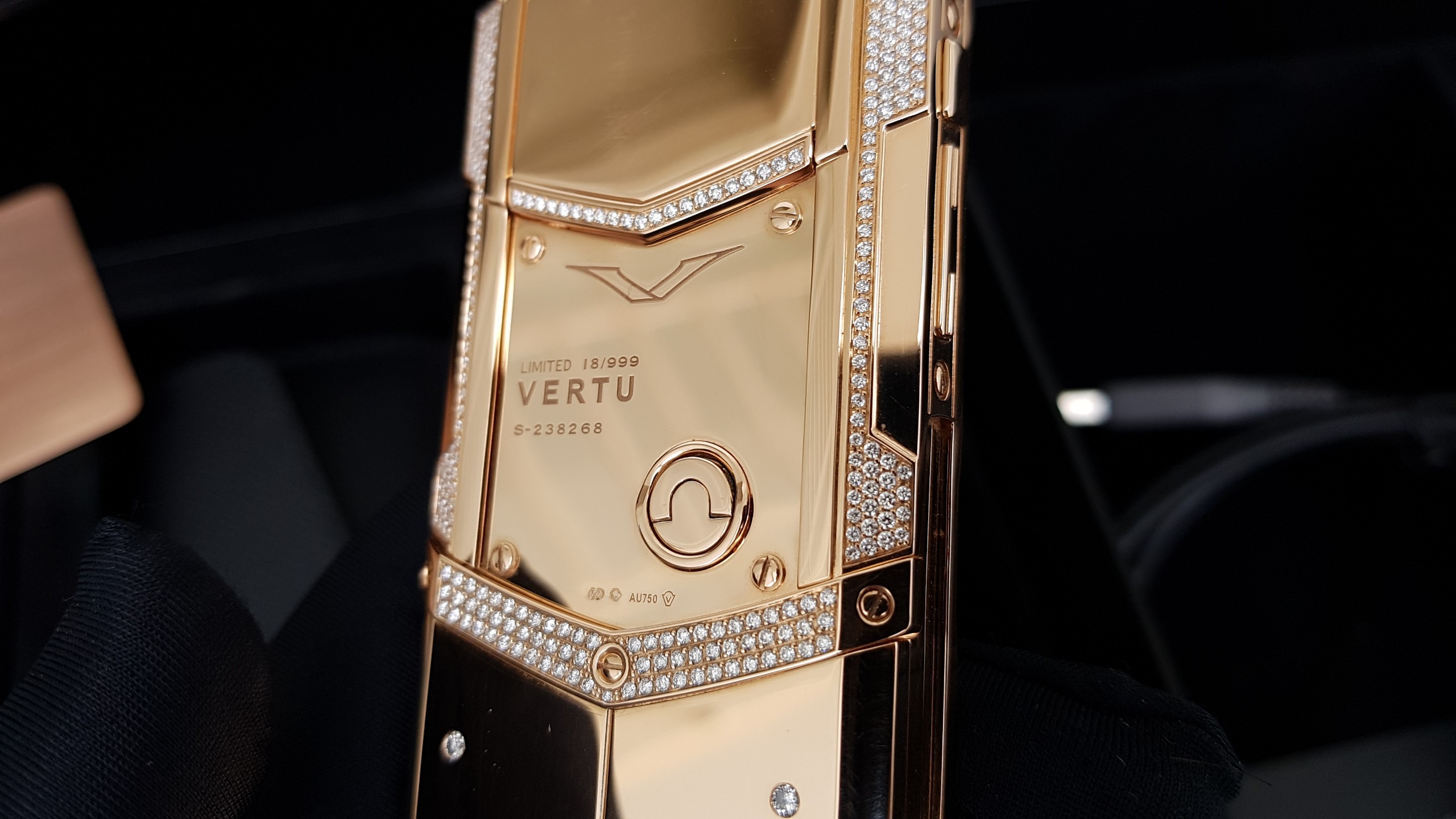 Kỳ Lân Luxury vertu signature s full gold diamond ziczac 16 f4fdc16b e33d 4fce b995 e4b8cb3e71eb Vertu Signature S Full Gold Diamond Ziczac