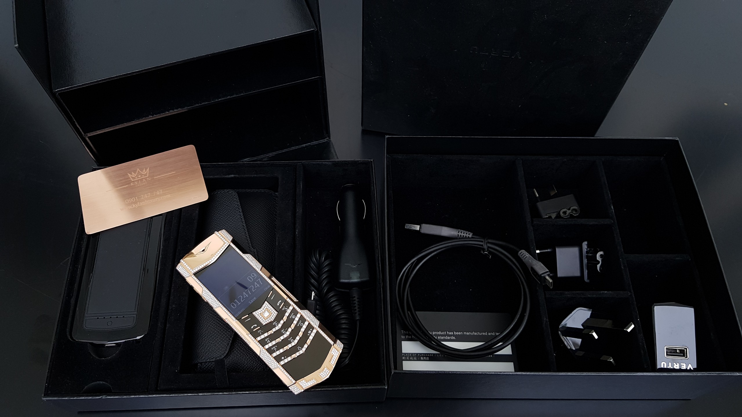 Kỳ Lân Luxury vertu signature s full gold diamond ziczac 2 6d86051c b1fb 473e 95b9 cc22244293cb Vertu Signature S Full Gold Diamond Ziczac