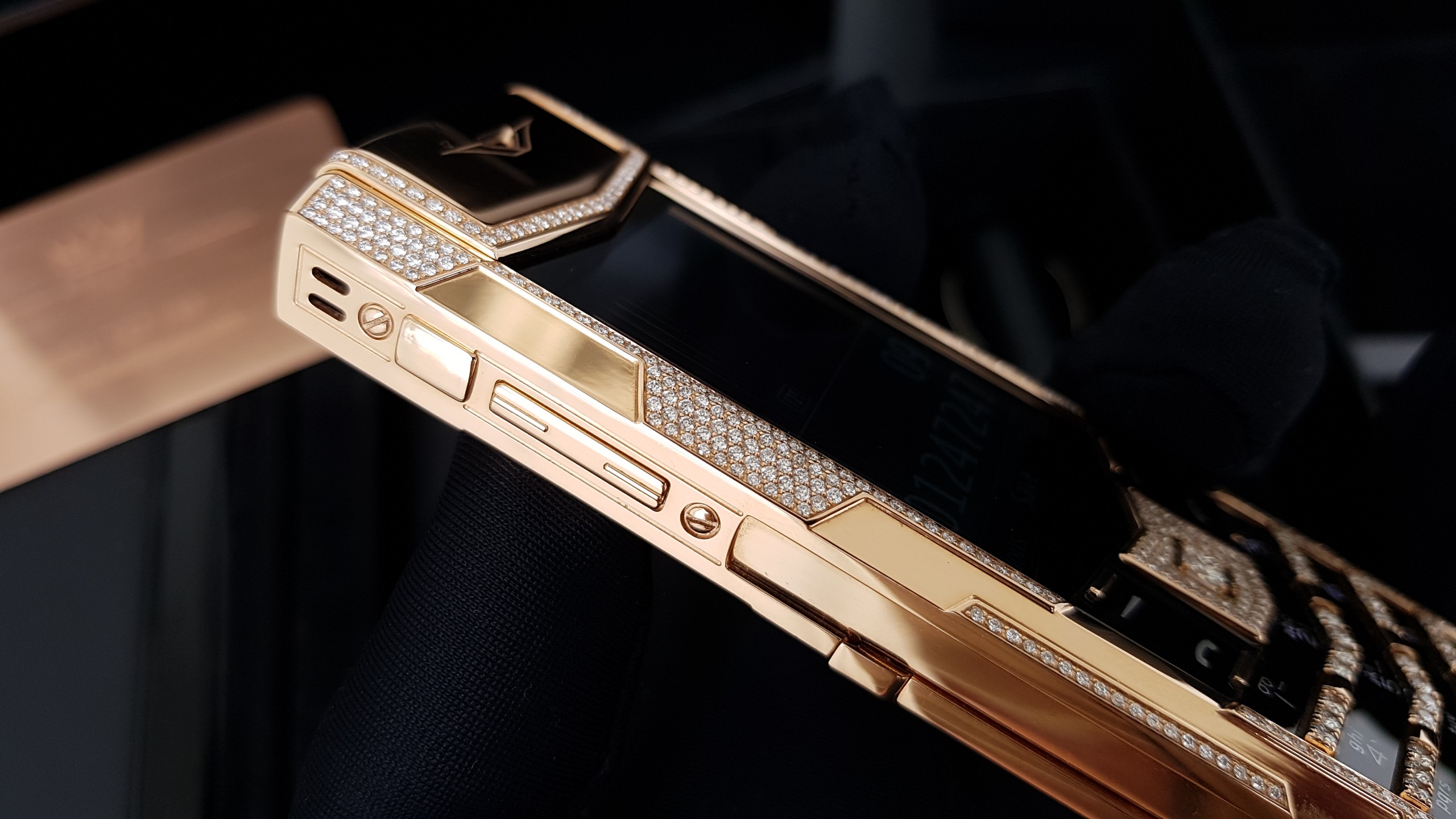 Kỳ Lân Luxury vertu signature s full gold diamond ziczac 21 99f5daa1 c88e 49d9 9da9 4bbae570dd04 Vertu Signature S Full Gold Diamond Ziczac