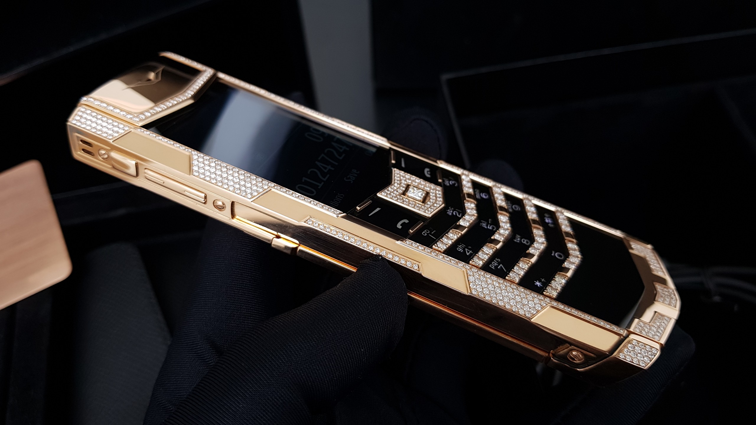 Kỳ Lân Luxury vertu signature s full gold diamond ziczac 22 3c8f9444 9c88 4372 8434 fe74211c4b66 Vertu Signature S Full Gold Diamond Ziczac