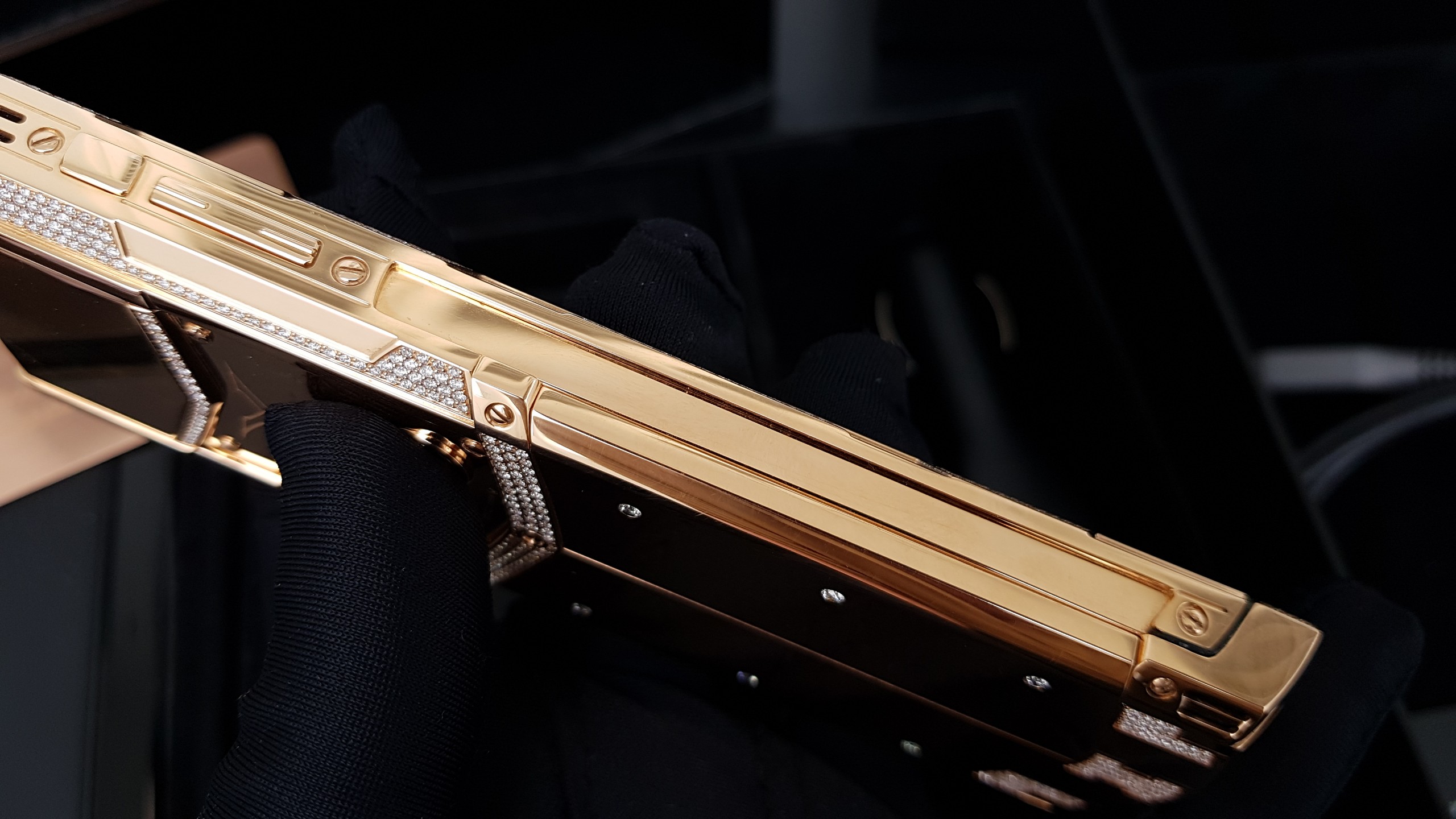 Kỳ Lân Luxury vertu signature s full gold diamond ziczac 24 92620a37 3f02 4784 917c 0f57a6a5236b Vertu Signature S Full Gold Diamond Ziczac