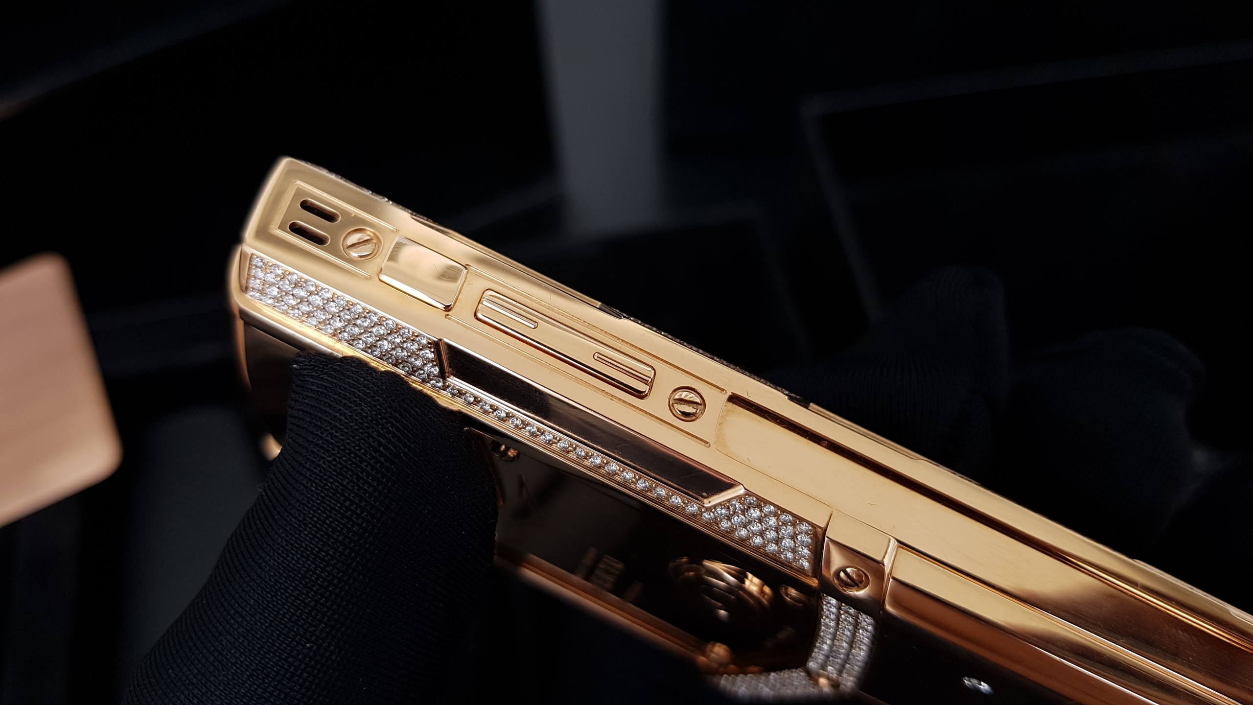 Kỳ Lân Luxury vertu signature s full gold diamond ziczac 25 586f81be e98c 467e 992d f5742c172b45 Vertu Signature S Full Gold Diamond Ziczac
